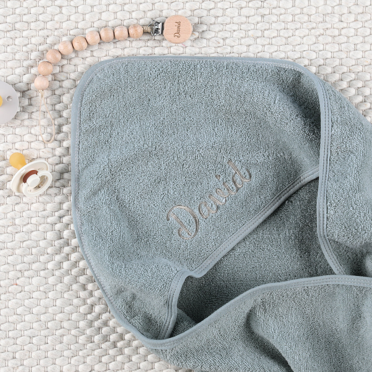 מארז מתנה ליולדת מגבת קפוצ'ון + (אופציה לבחירה: מחזיק מוצץ + מסרק לתינוק) - שמיים