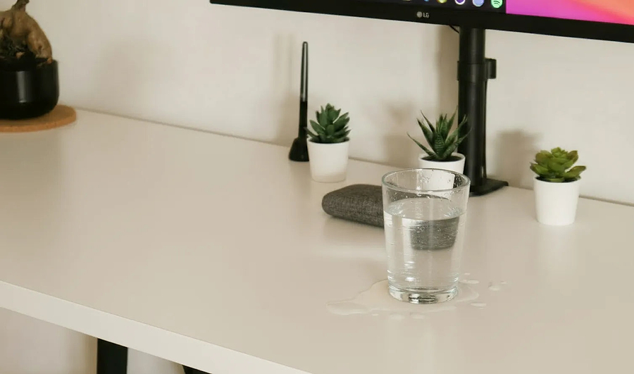 Warum wackelt ein höhenverstellbarer Schreibtisch: Gründe und Lösungen