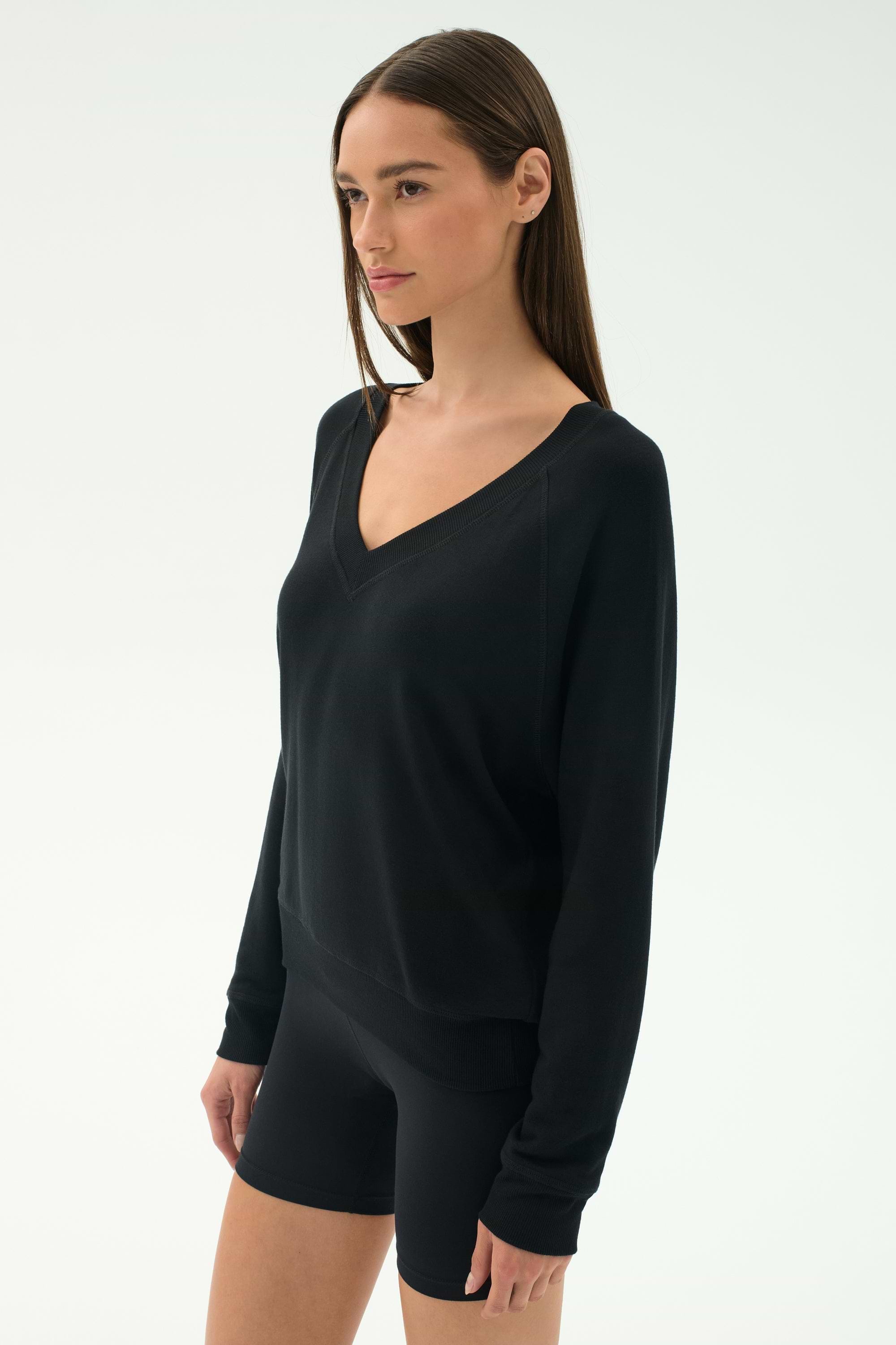 Bennie Fleece V Neck Sweatshirt - Black – SPLITS59