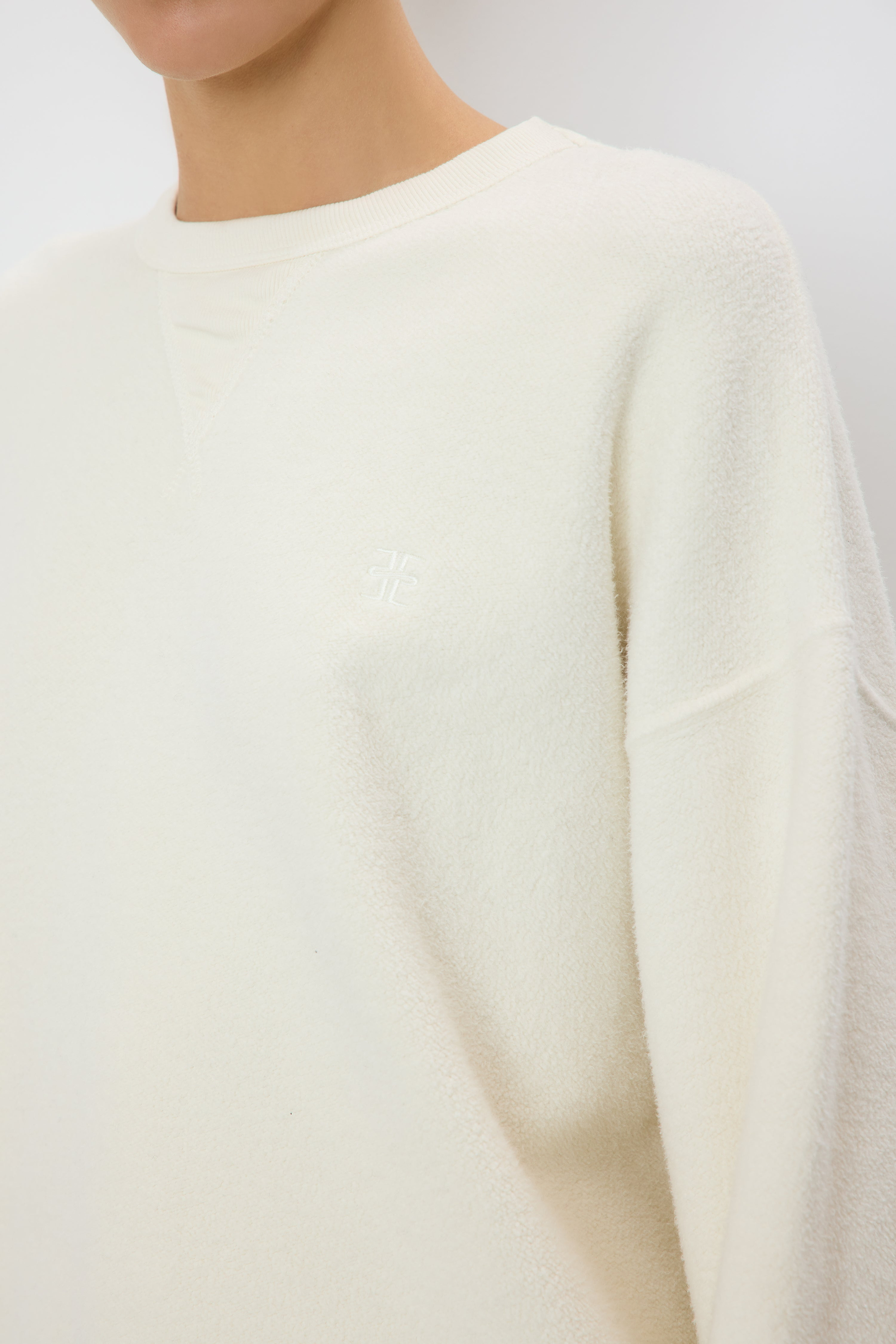 ÉTERNE CLASSIC CREW SWEATSHIRT