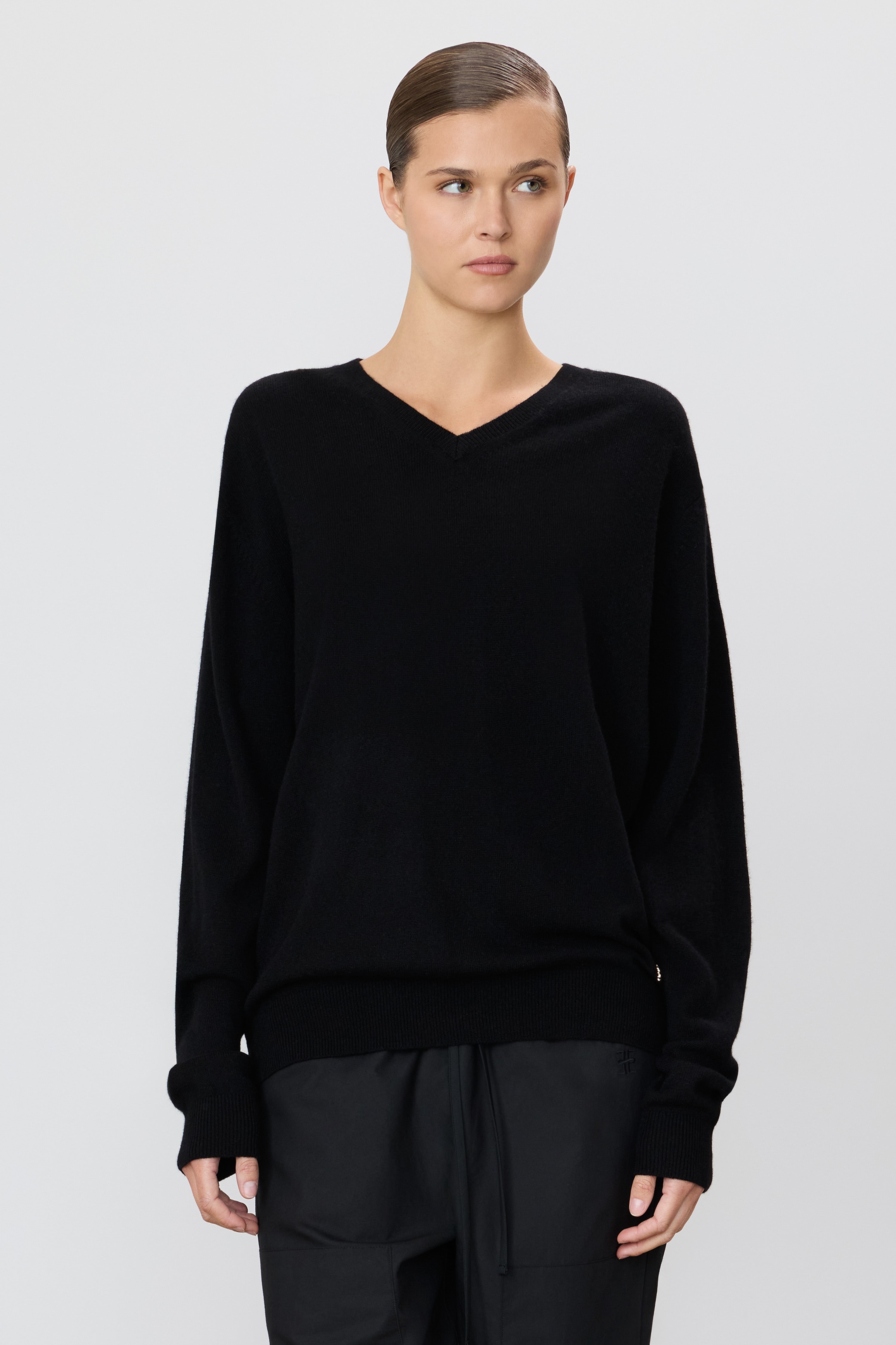 CLIVE V-NECK SWEATER - ÉTERNE