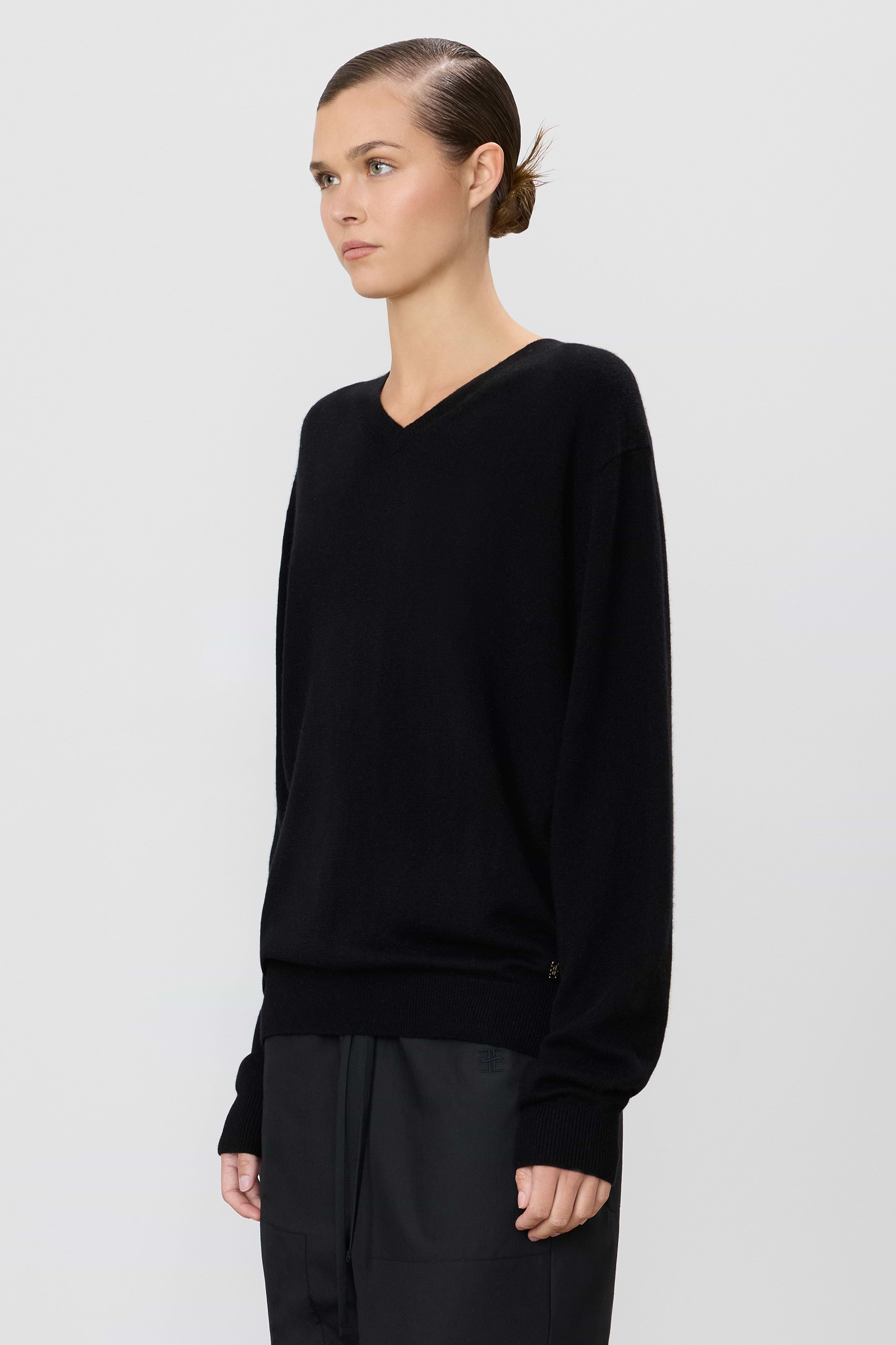 CLIVE V-NECK SWEATER - ÉTERNE