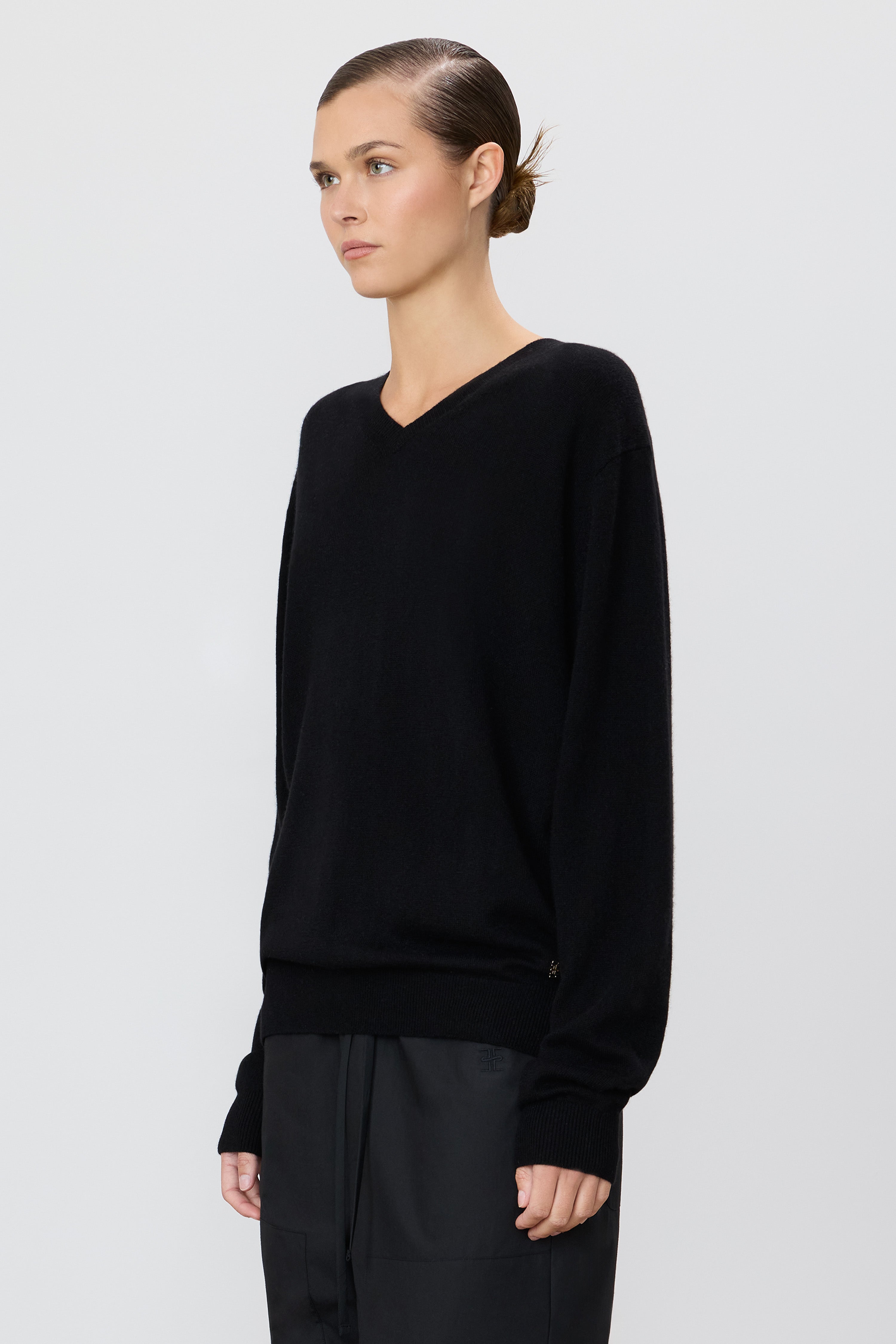 CLIVE V-NECK SWEATER - ÉTERNE
