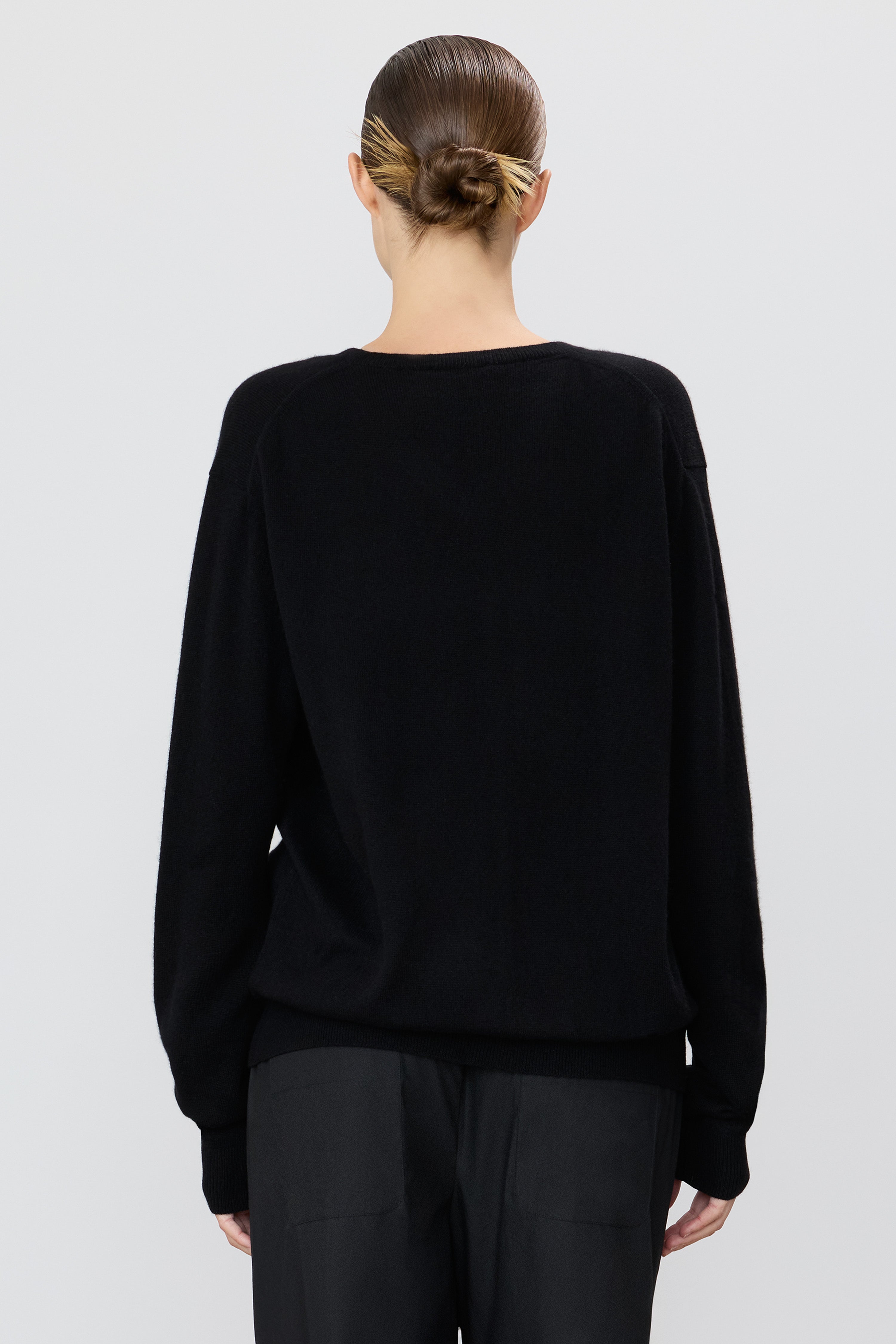 CLIVE V-NECK SWEATER - ÉTERNE