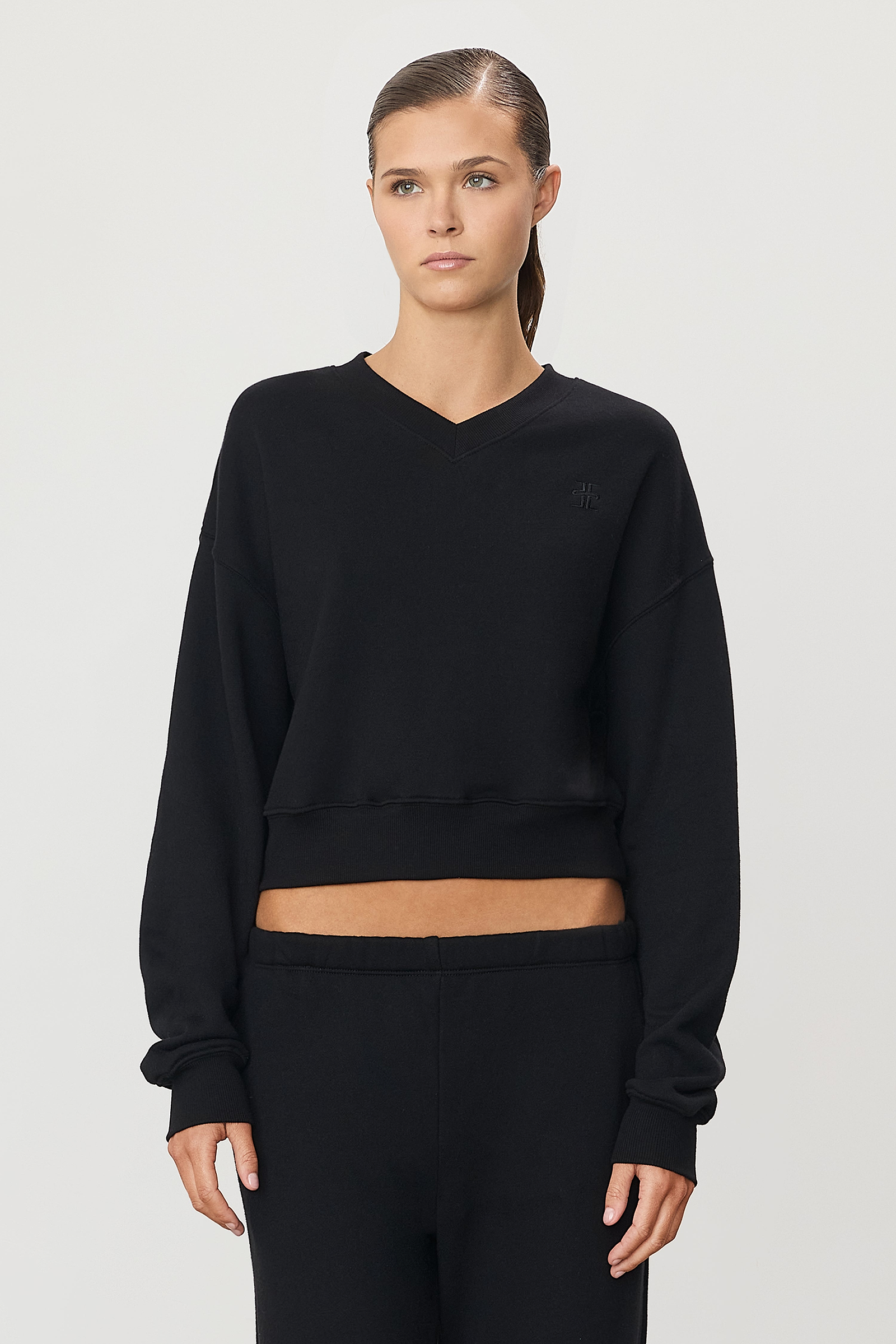 Cropped V-Neck Sweatshirt Black - ÉTERNE