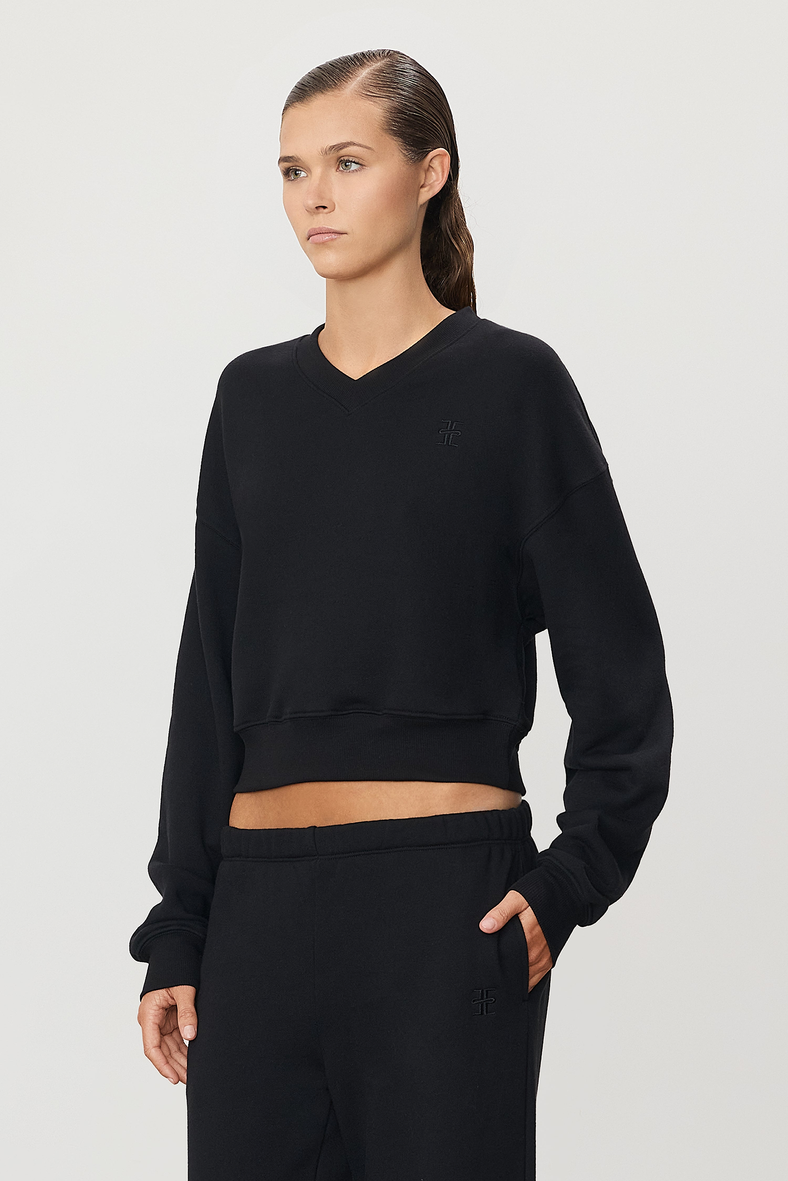 Cropped V-Neck Sweatshirt Black - ÉTERNE