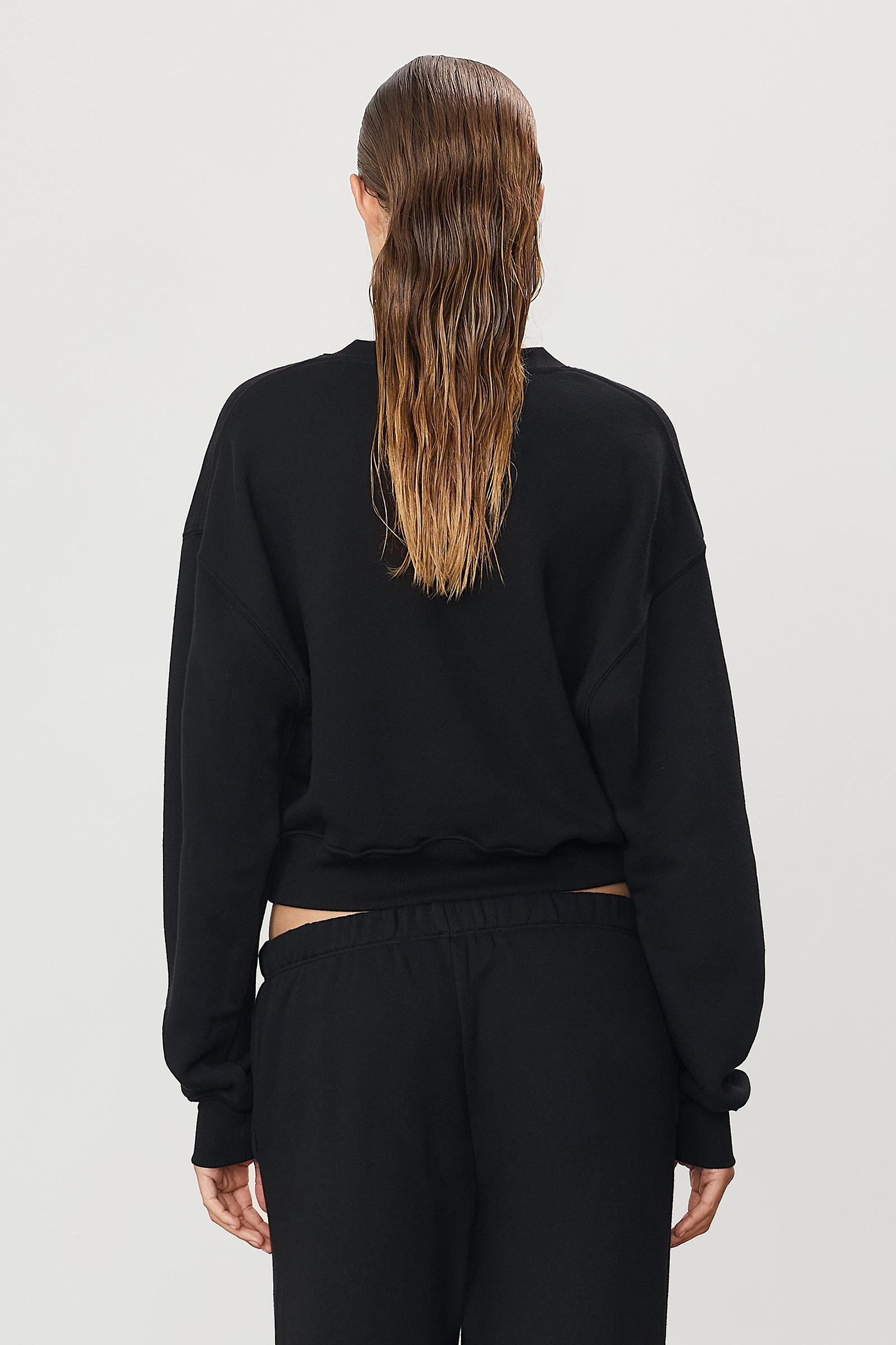Cropped V-Neck Sweatshirt Black - ÉTERNE