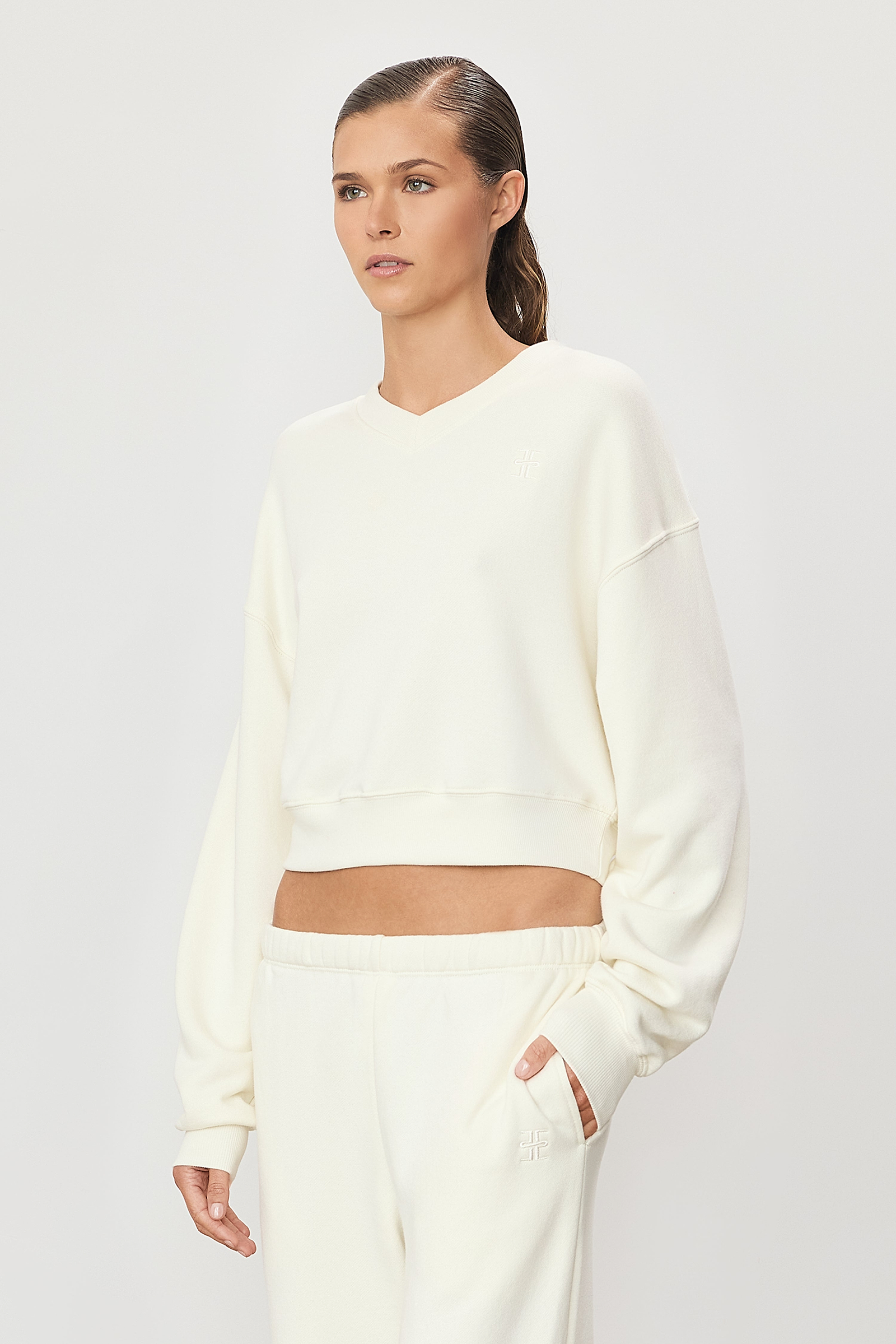 Cropped V-Neck Sweatshirt Cream - ÉTERNE