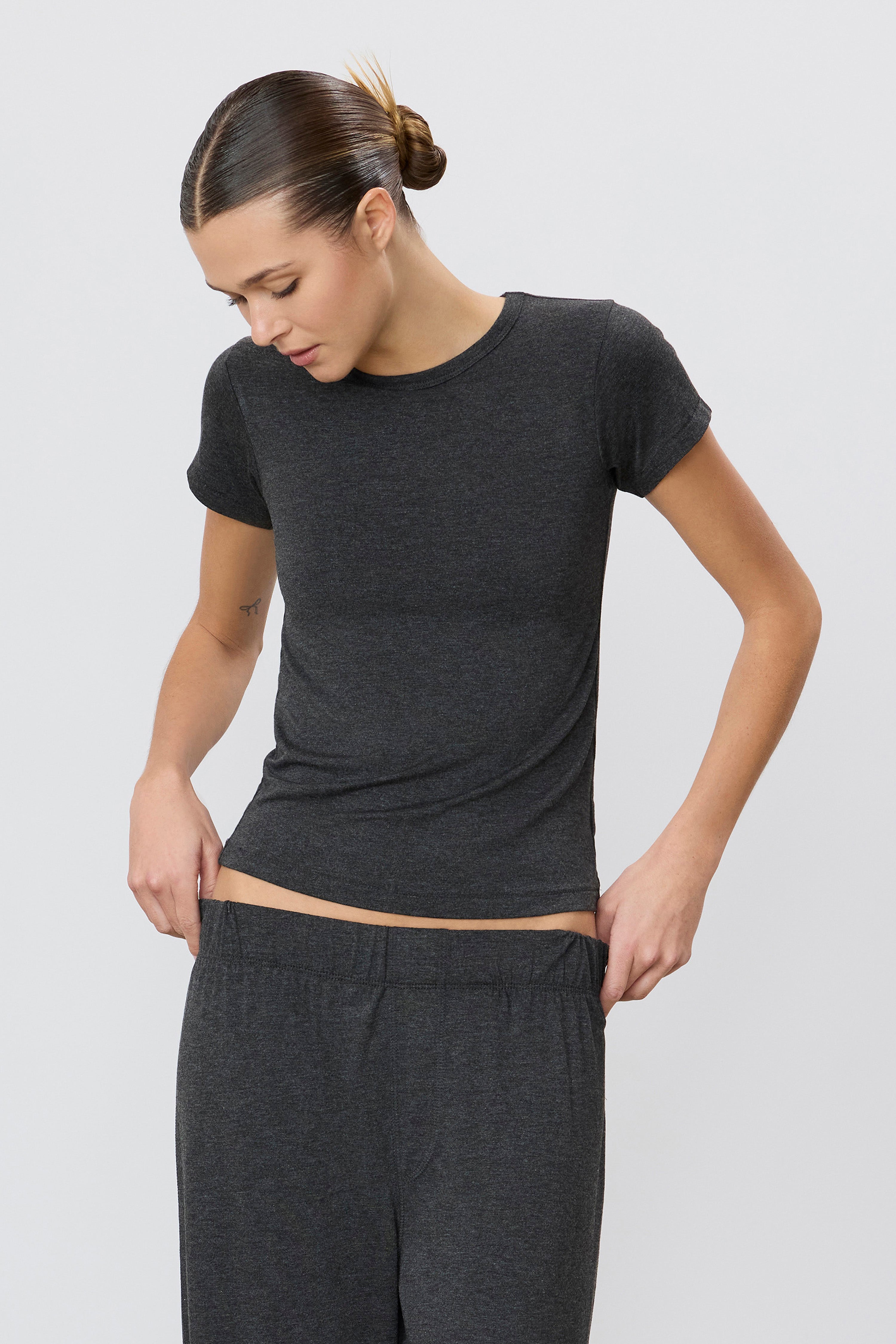 ÉTERNE FITTED CREWNECK SHORT SLEEVE T-SHIRT