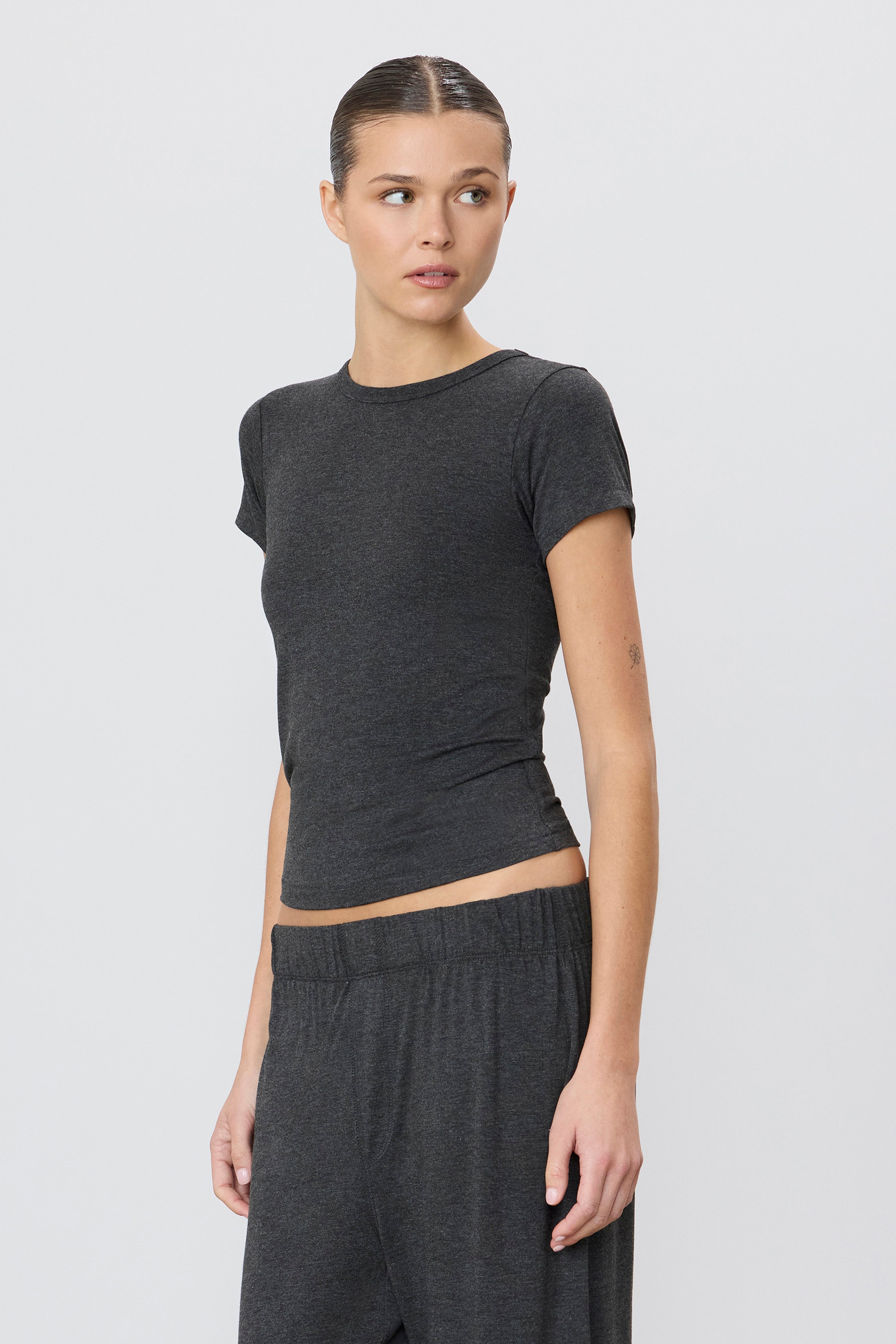ÉTERNE FITTED CREWNECK SHORT SLEEVE T-SHIRT
