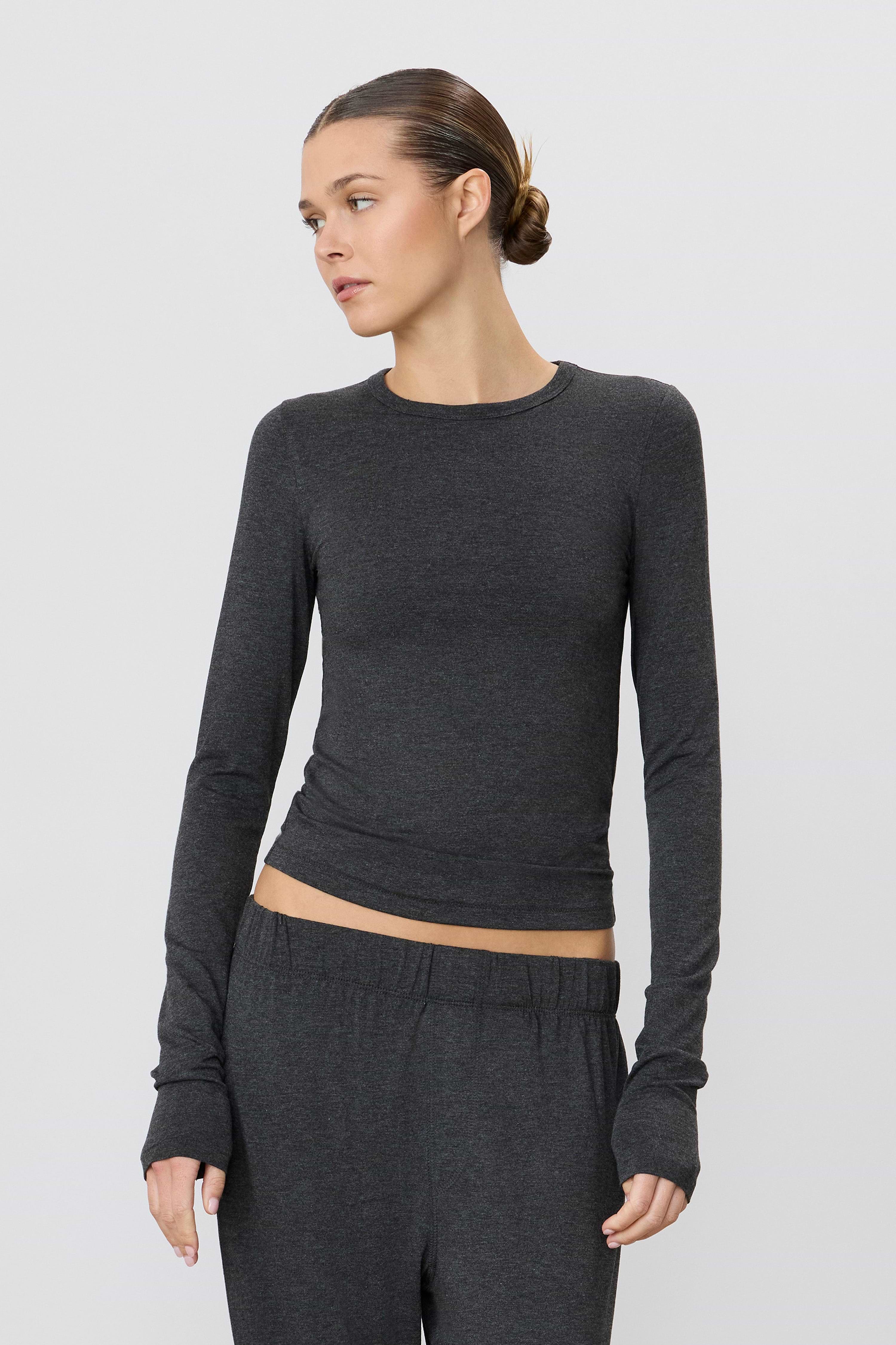 ÉTERNE FITTED CREWNECK LONG SLEEVE T-SHIRT