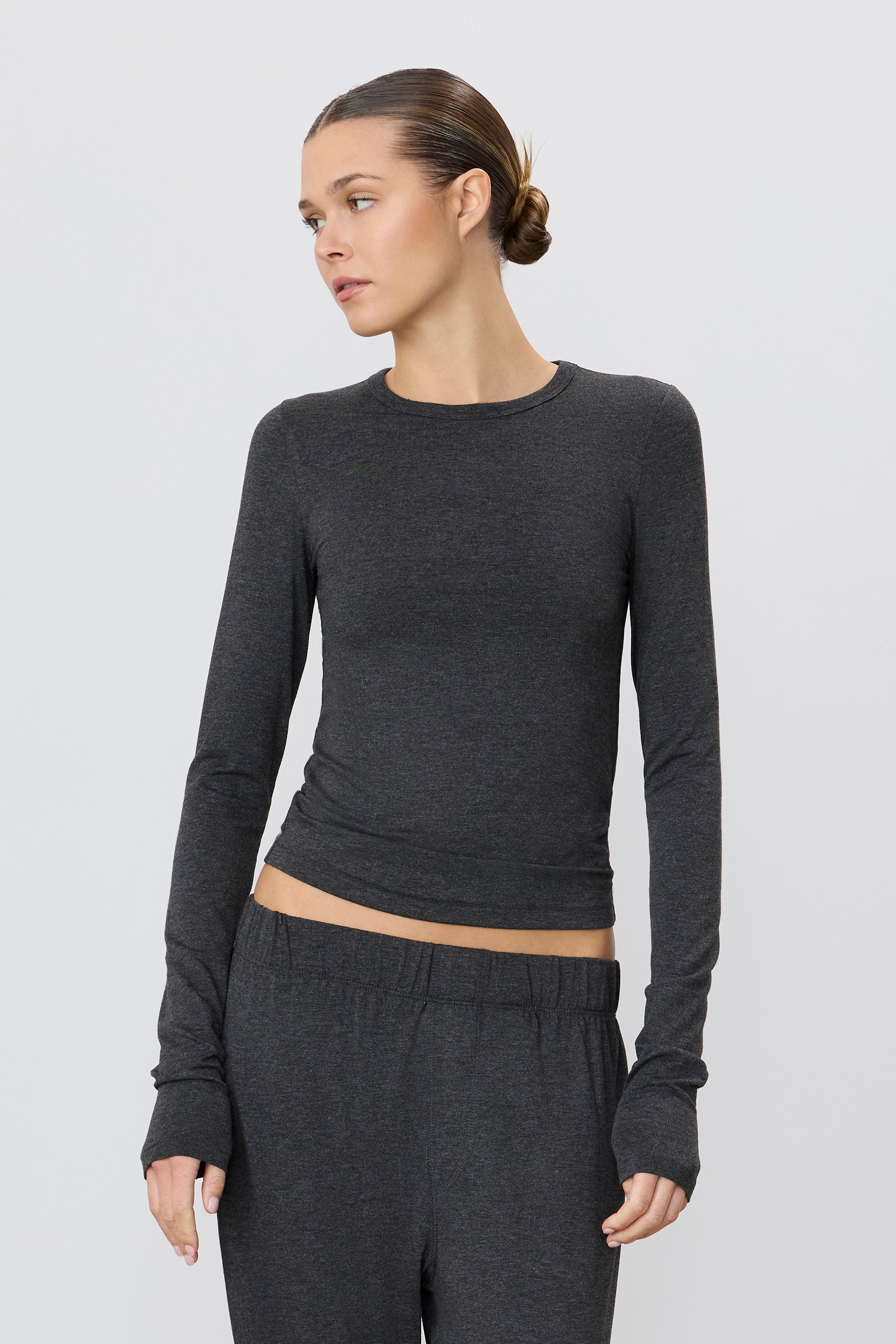 ÉTERNE FITTED CREWNECK LONG SLEEVE T-SHIRT