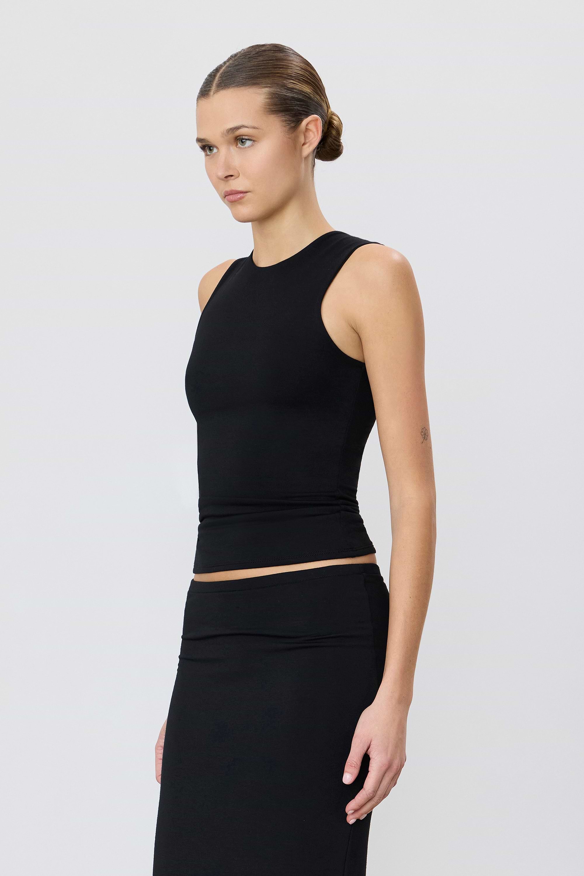 ÉTERNE SLEEVELESS CREWNECK TOP