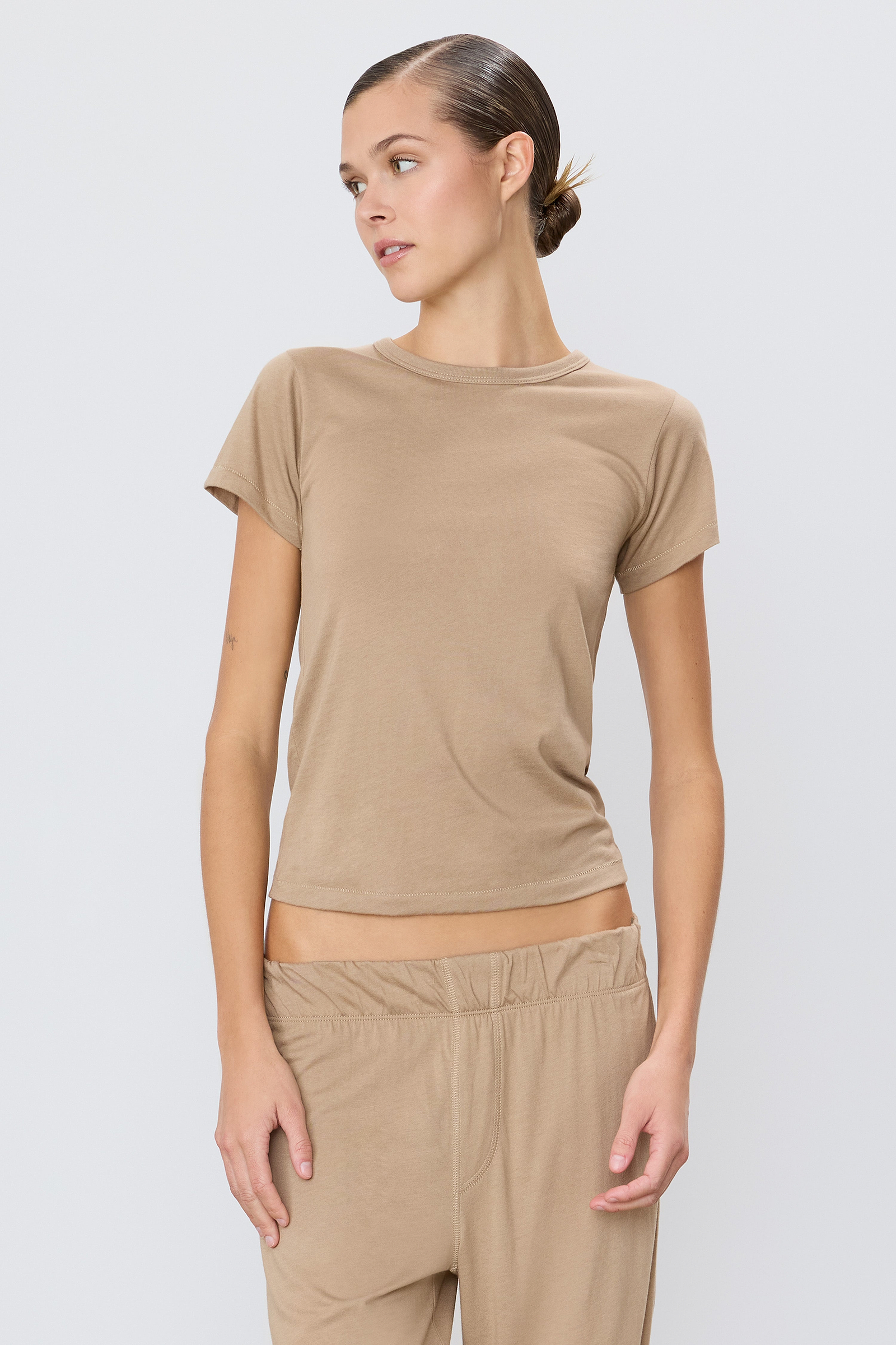 FITTED CREWNECK SHORT SLEEVE T-SHIRT - ÉTERNE