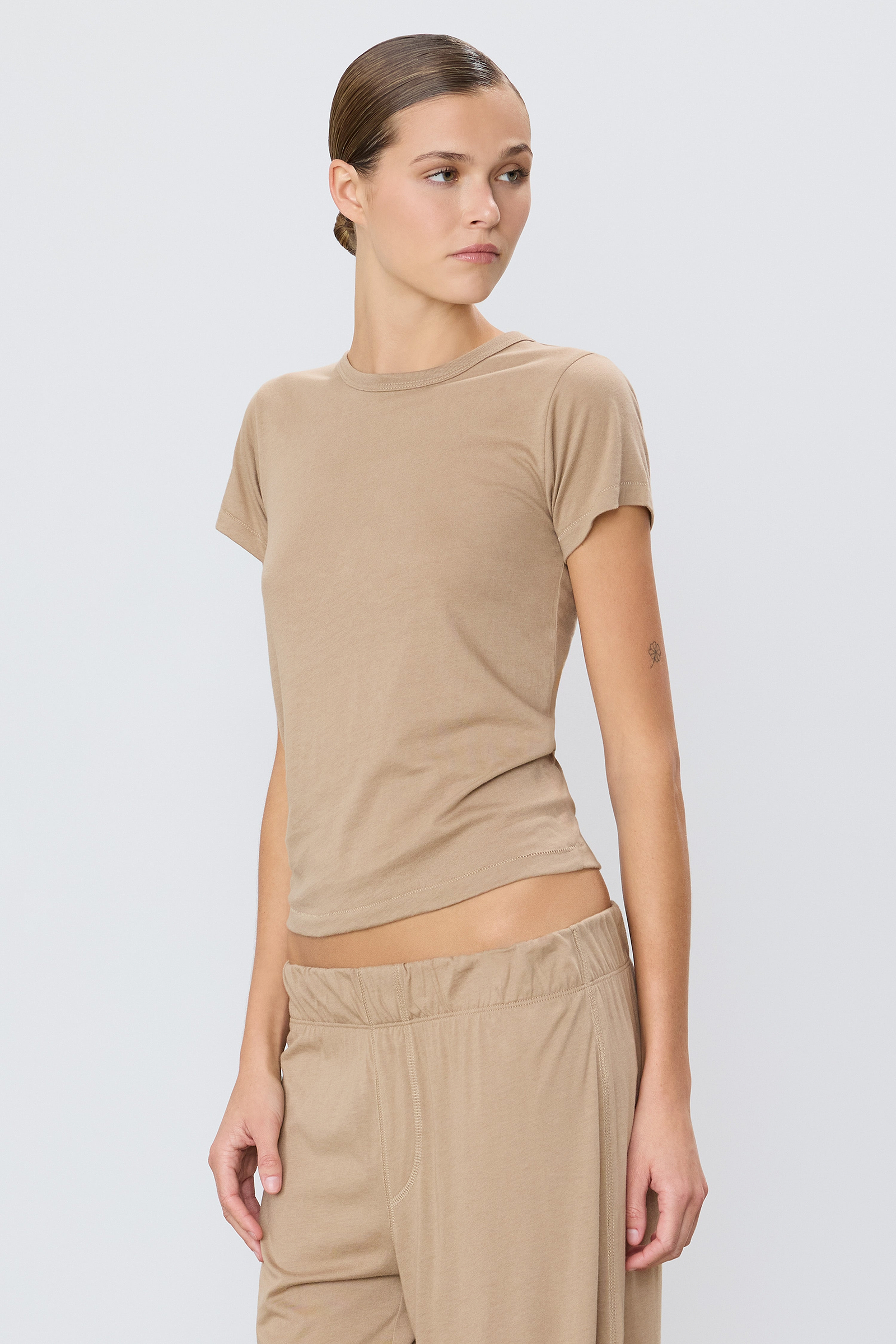 FITTED CREWNECK SHORT SLEEVE T-SHIRT - ÉTERNE