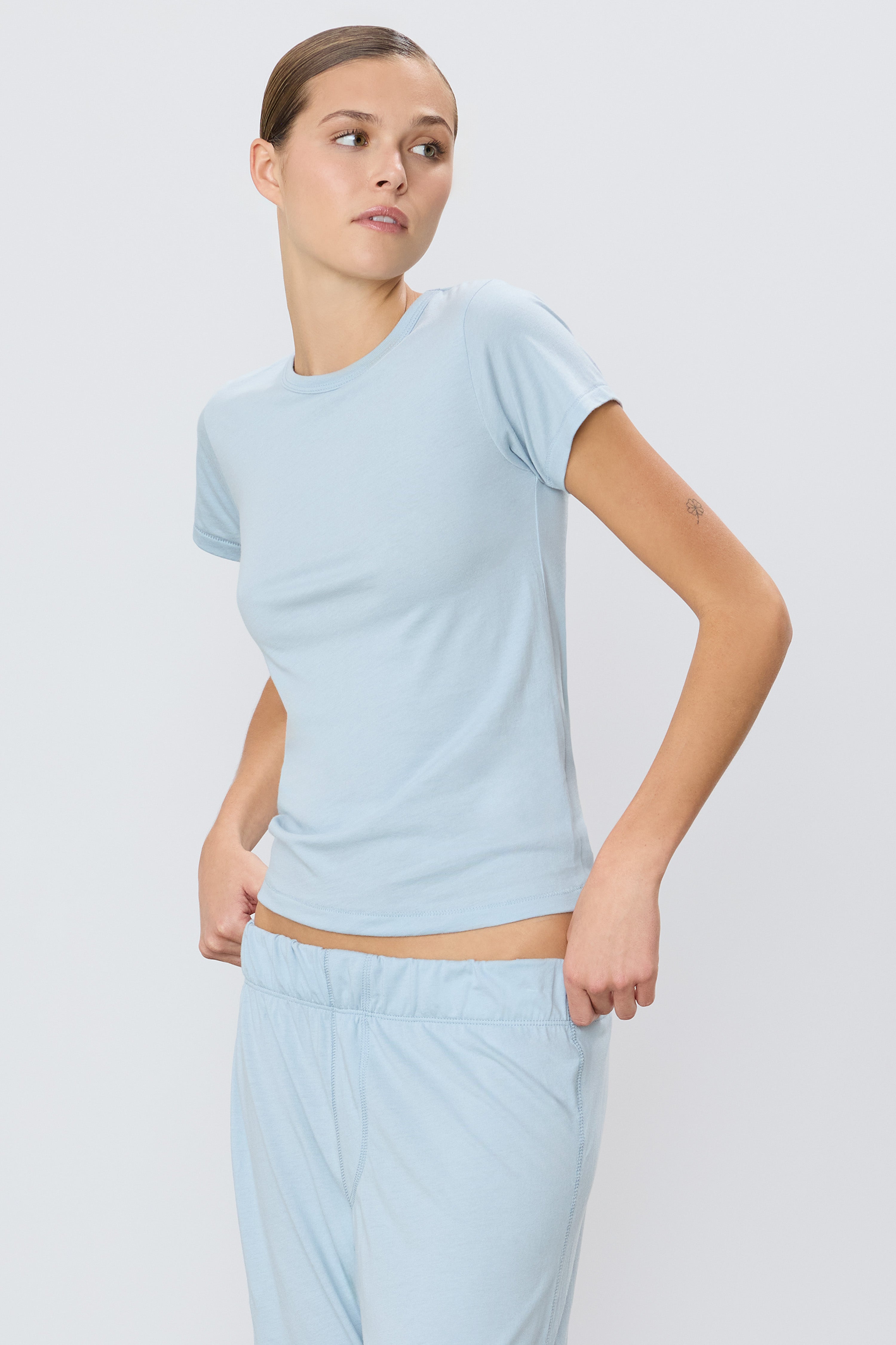 FITTED CREWNECK SHORT SLEEVE T-SHIRT - ÉTERNE
