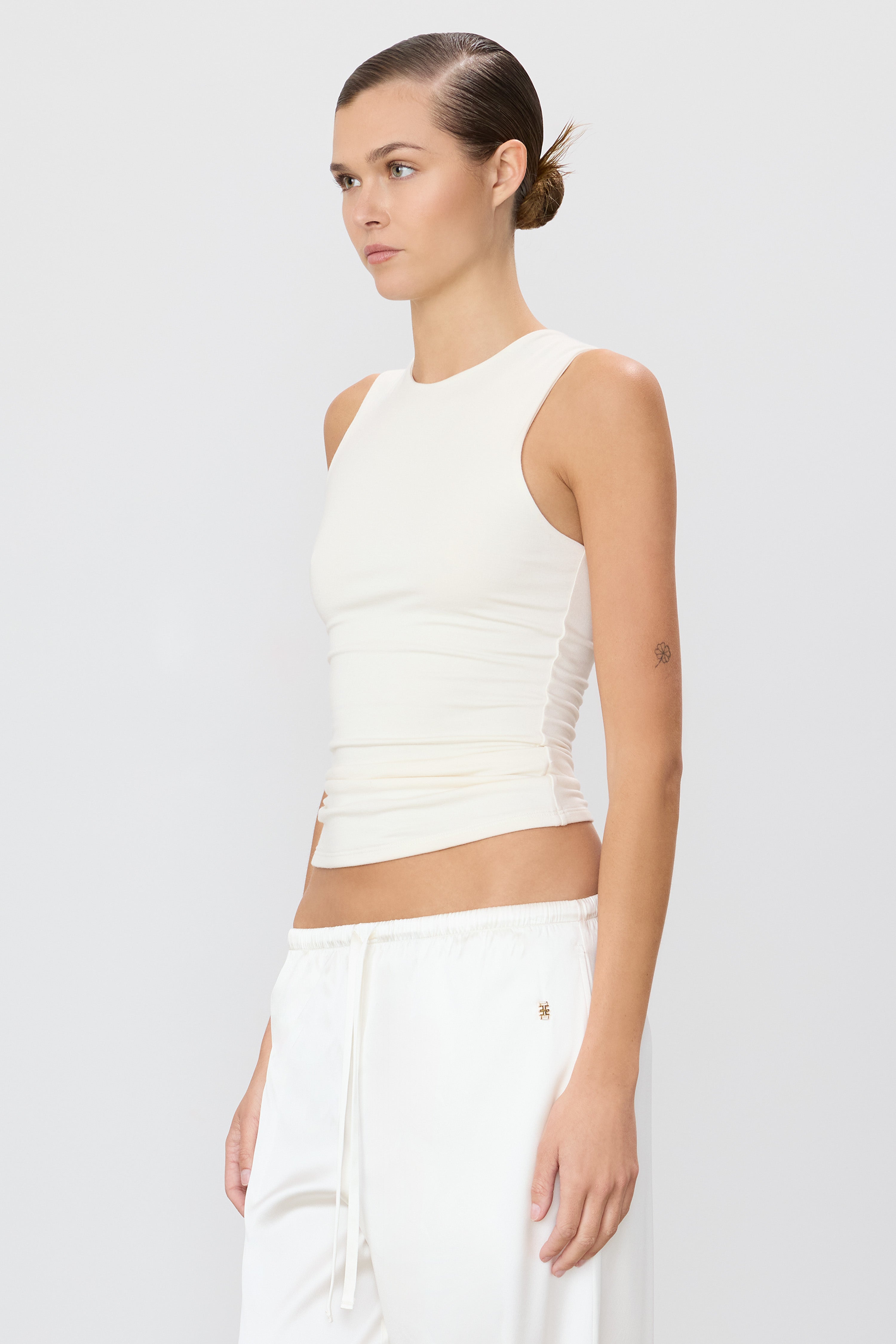 ÉTERNE SLEEVELESS CREWNECK TOP