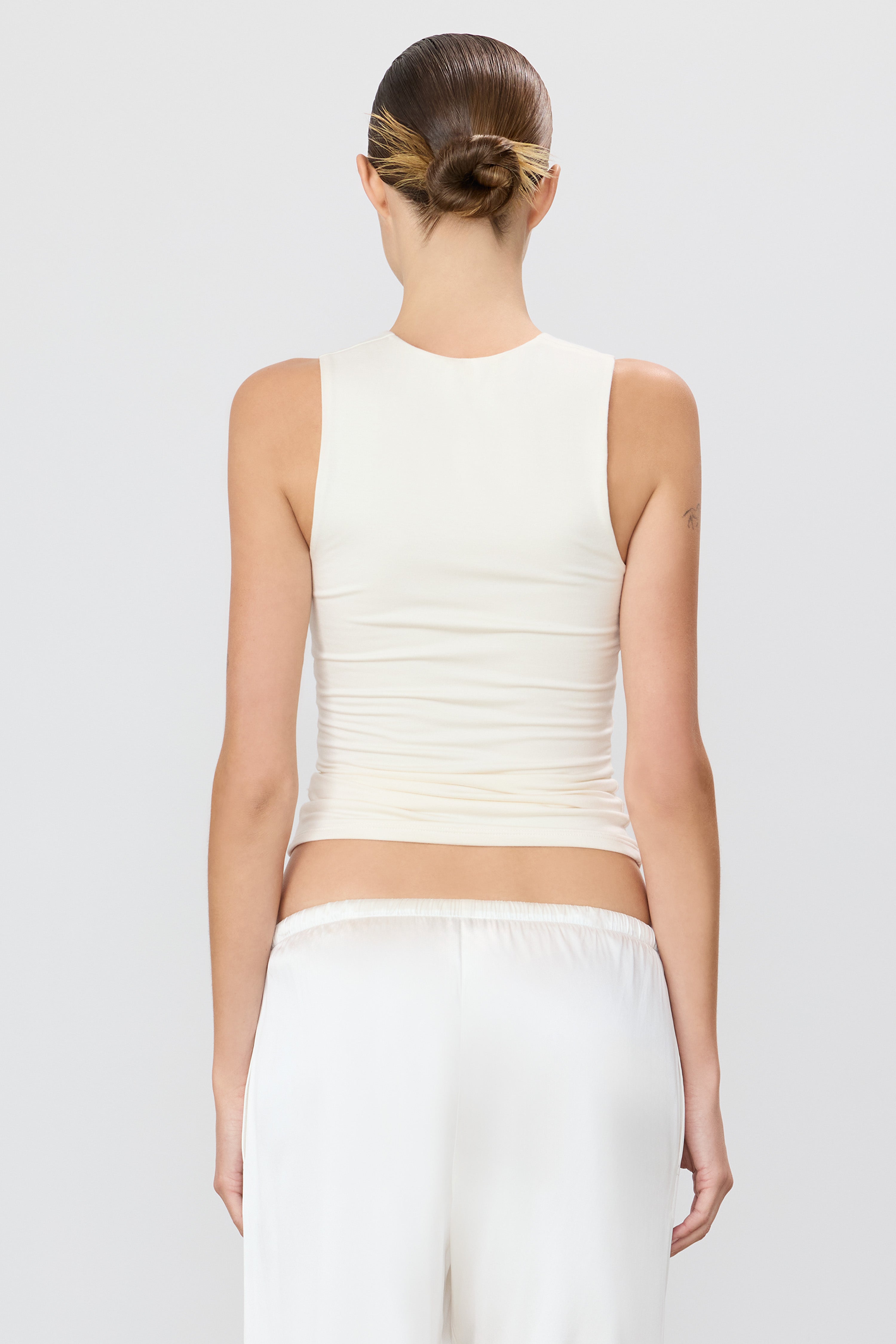 ÉTERNE SLEEVELESS CREWNECK TOP