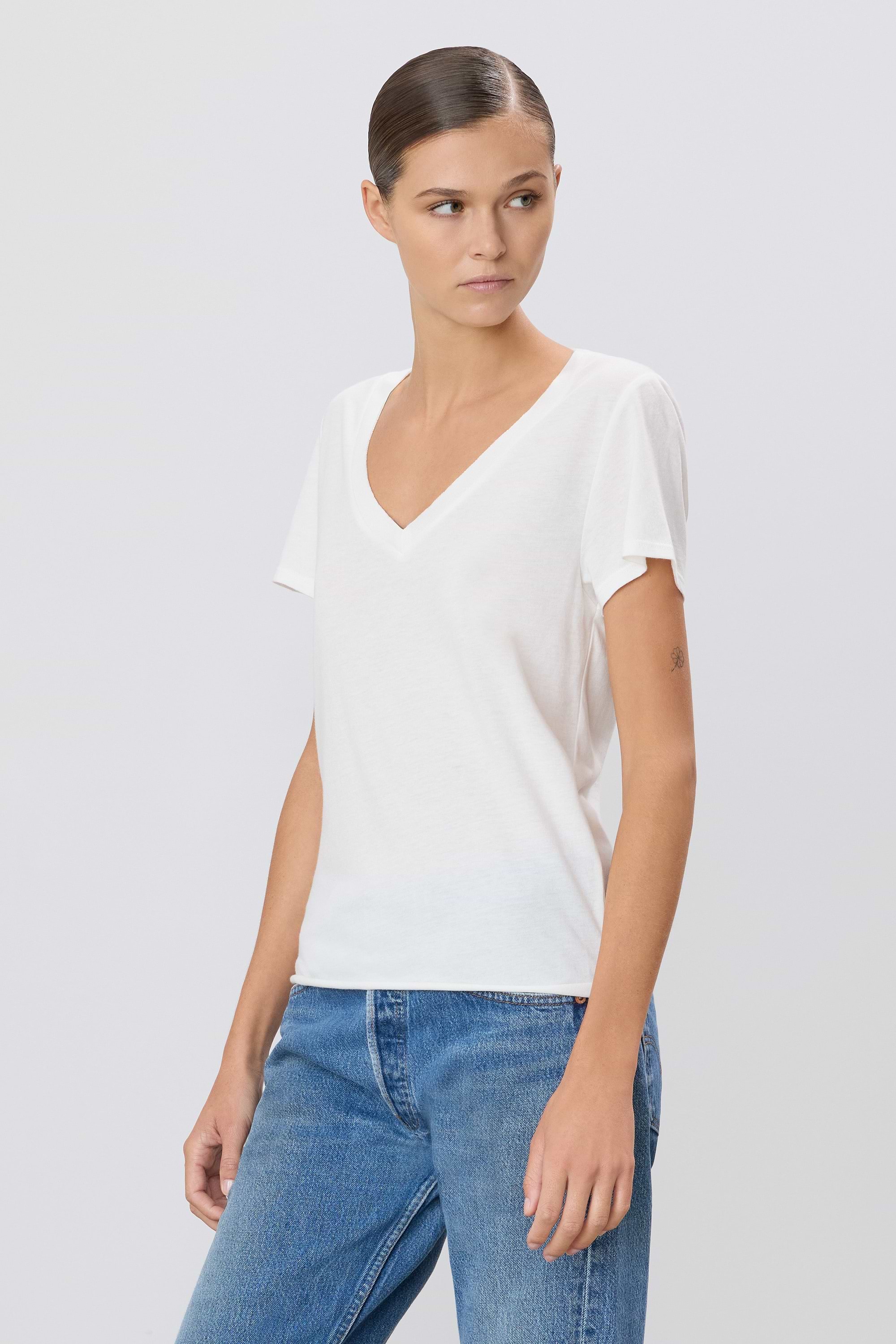 V-NECK T-SHIRT - ÉTERNE
