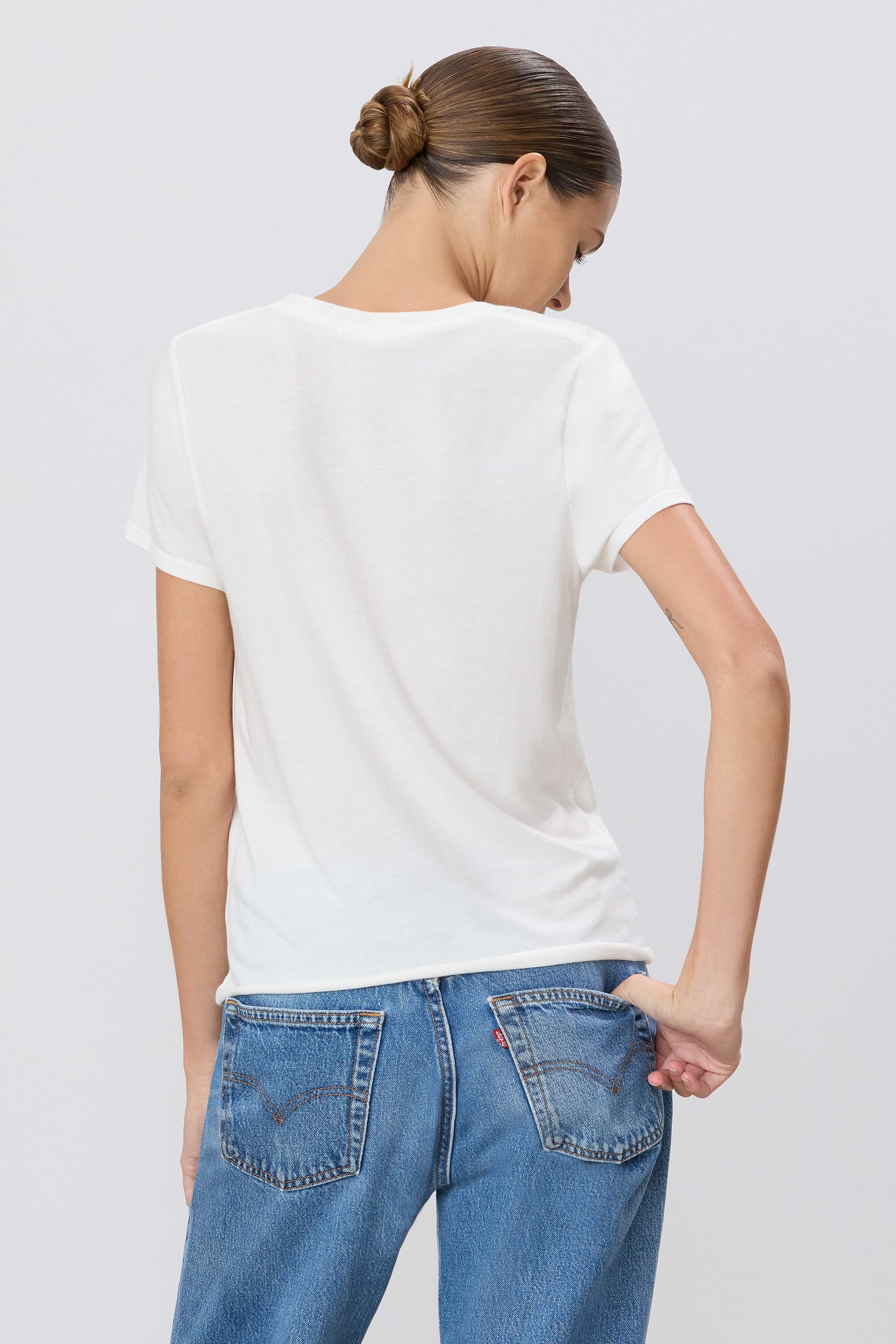V-NECK T-SHIRT - ÉTERNE