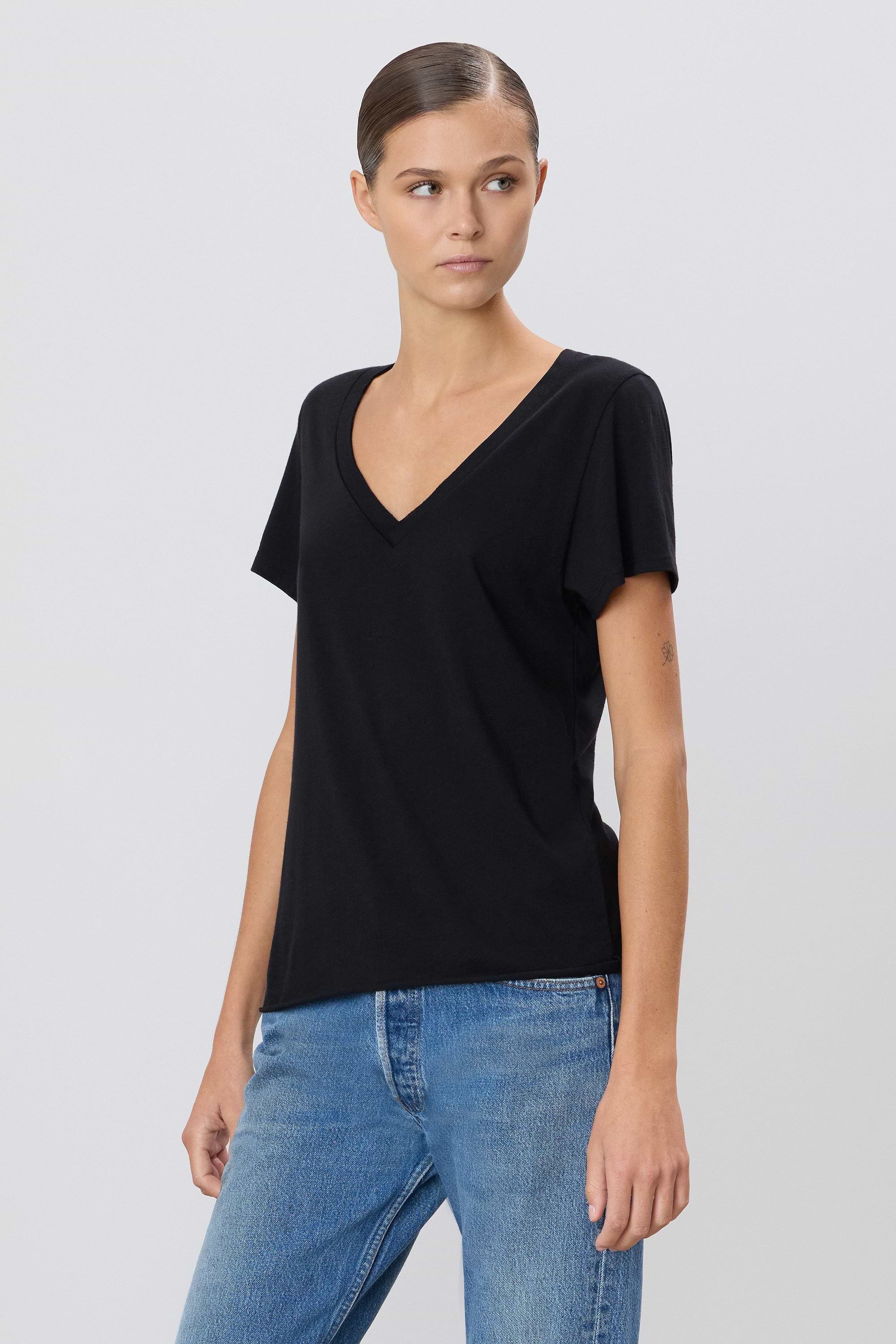 V-NECK T-SHIRT - ÉTERNE
