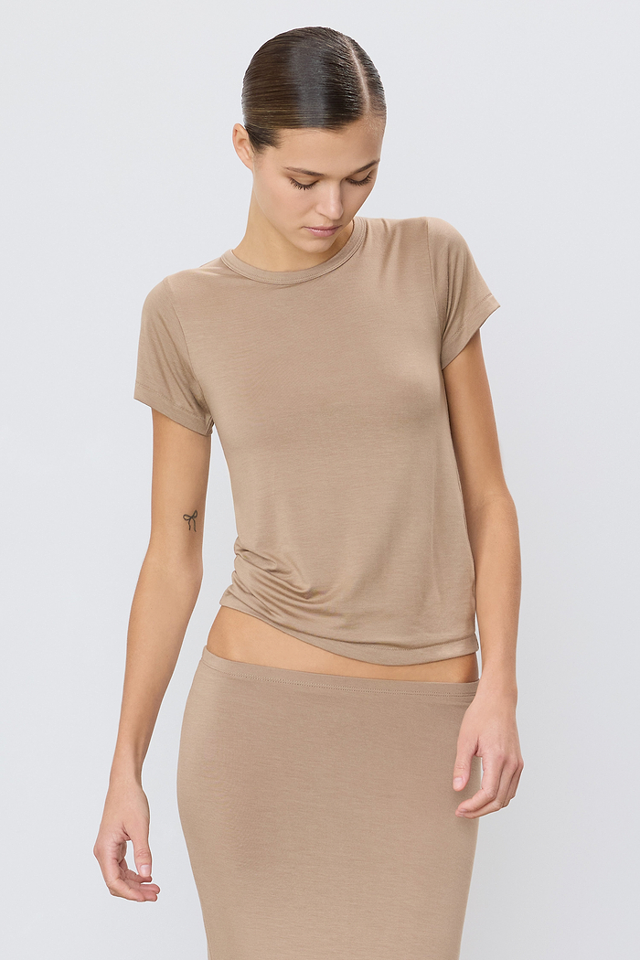 FITTED CREWNECK SHORT SLEEVE T-SHIRT
