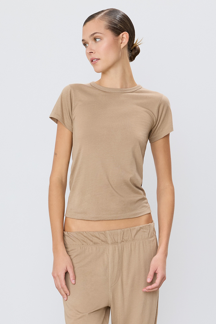 FITTED CREWNECK SHORT SLEEVE T-SHIRT
