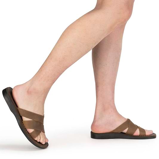 Products Axel - Leather Coastal Sandal | Oiled Brown - on feet view