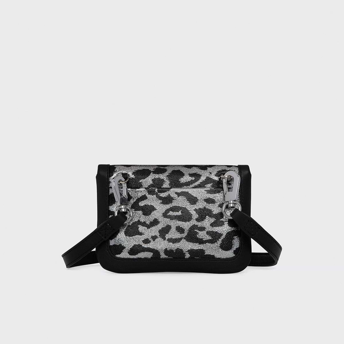Pochette enveloppe plate ALPHA en cuir imprime leopard PIERRE HARDY