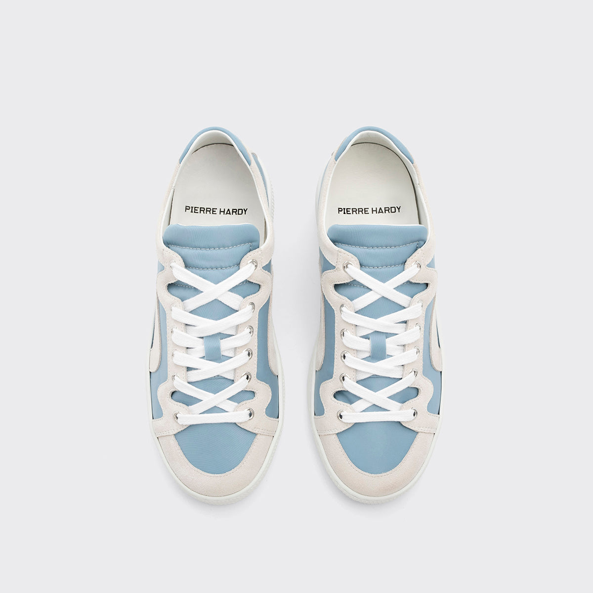 Pierre Hardy BASKETS ALPHA - FEMME, toile de nylon bleu ciel et cuir de veau velours blanc, vue 3