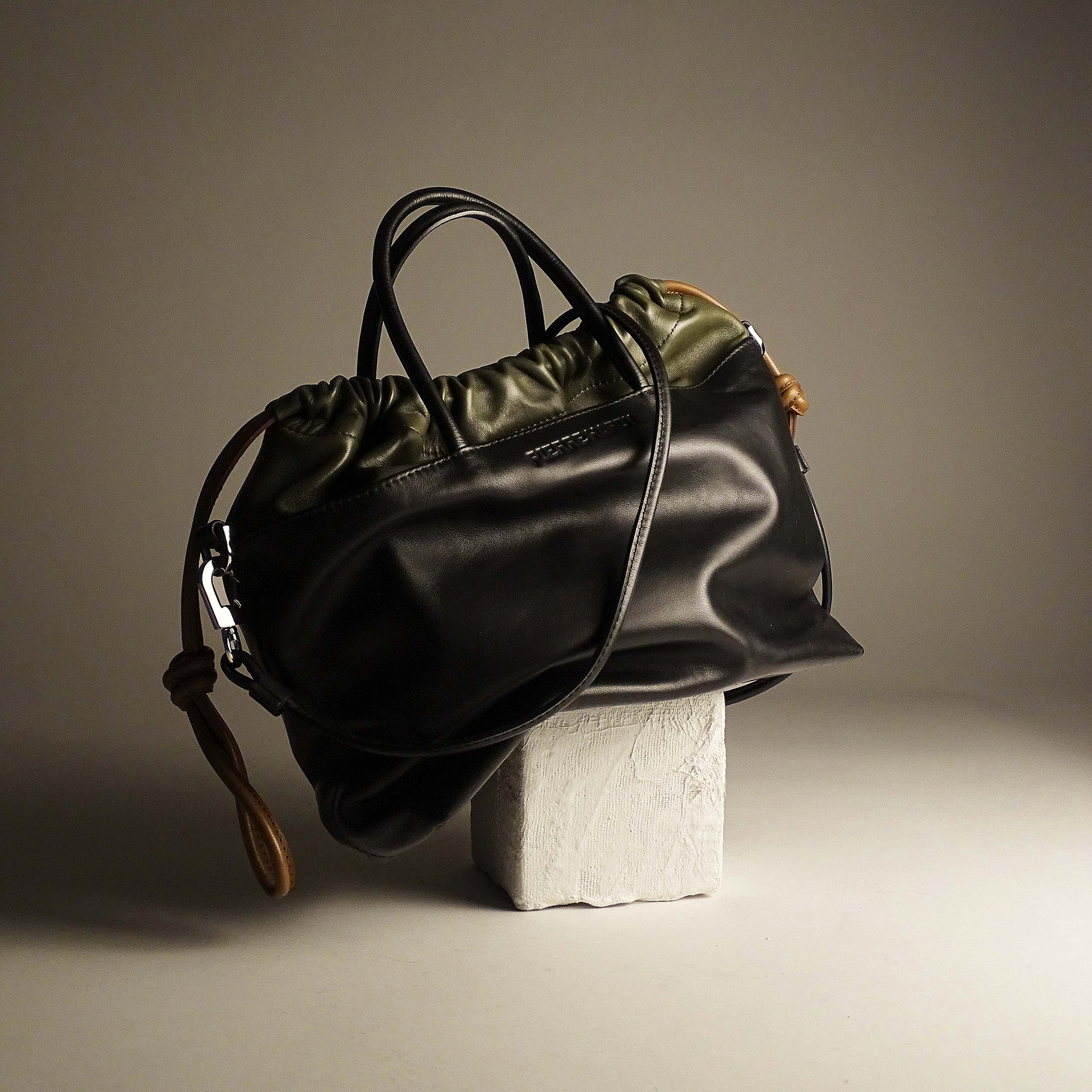 Pierre Hardy TWIN BAG, black calfskin and khaki lambskin, vue 7