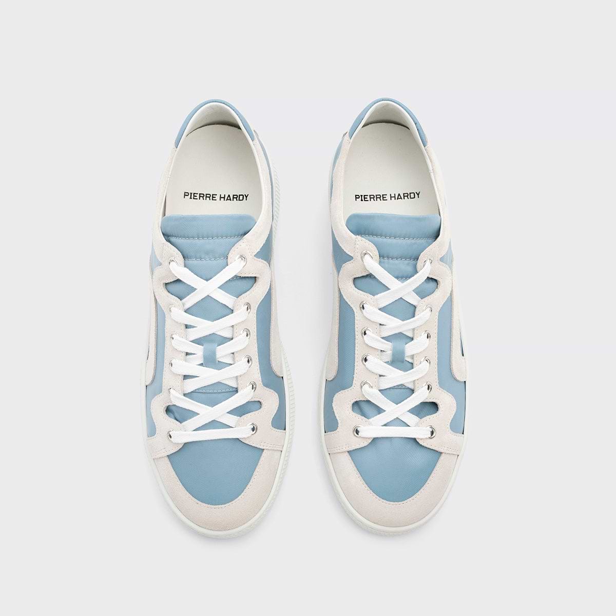 Pierre Hardy BASKETS ALPHA - HOMME, toile de nylon bleu ciel et cuir de veau velours blanc, vue 3