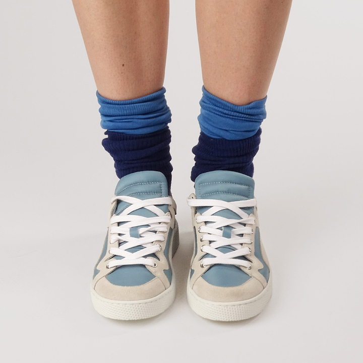 Pierre Hardy BASKETS ALPHA - FEMME, toile de nylon bleu ciel et cuir de veau velours blanc, vue 4