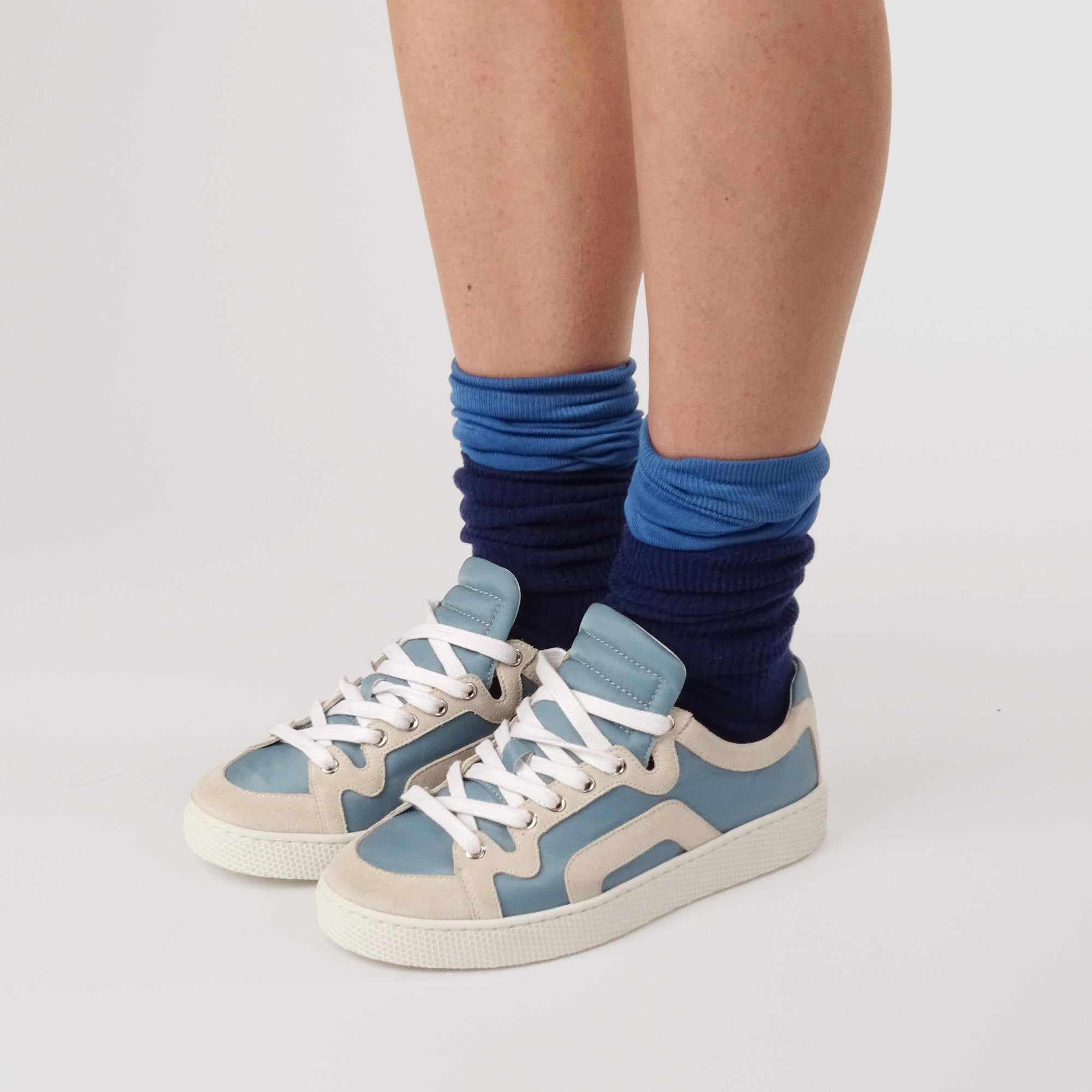 Pierre Hardy BASKETS ALPHA - FEMME, toile de nylon bleu ciel et cuir de veau velours blanc, vue 5