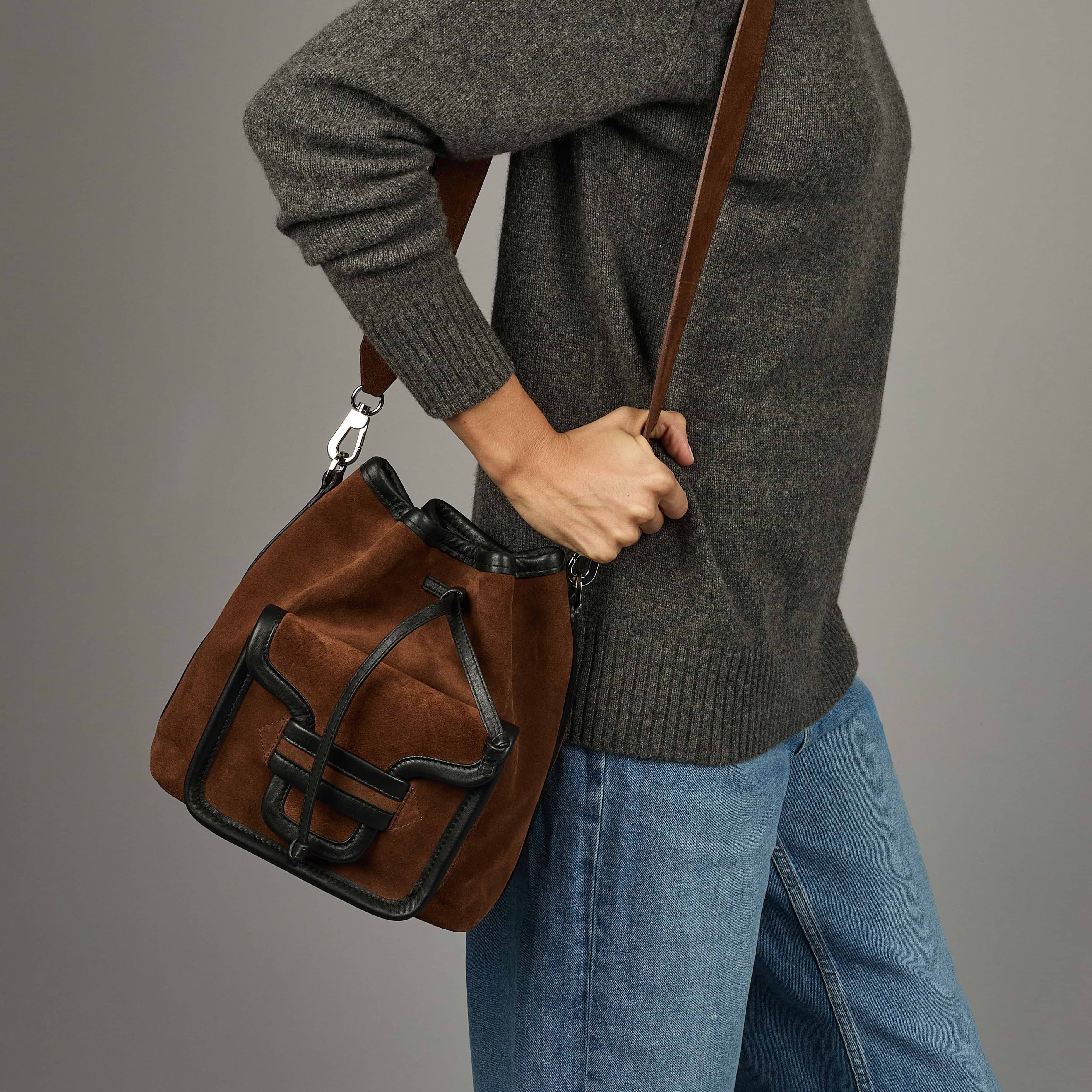 Sac sceau MAXI ALPHA DAY pour femme en daim chocolat PIERRE HARDY