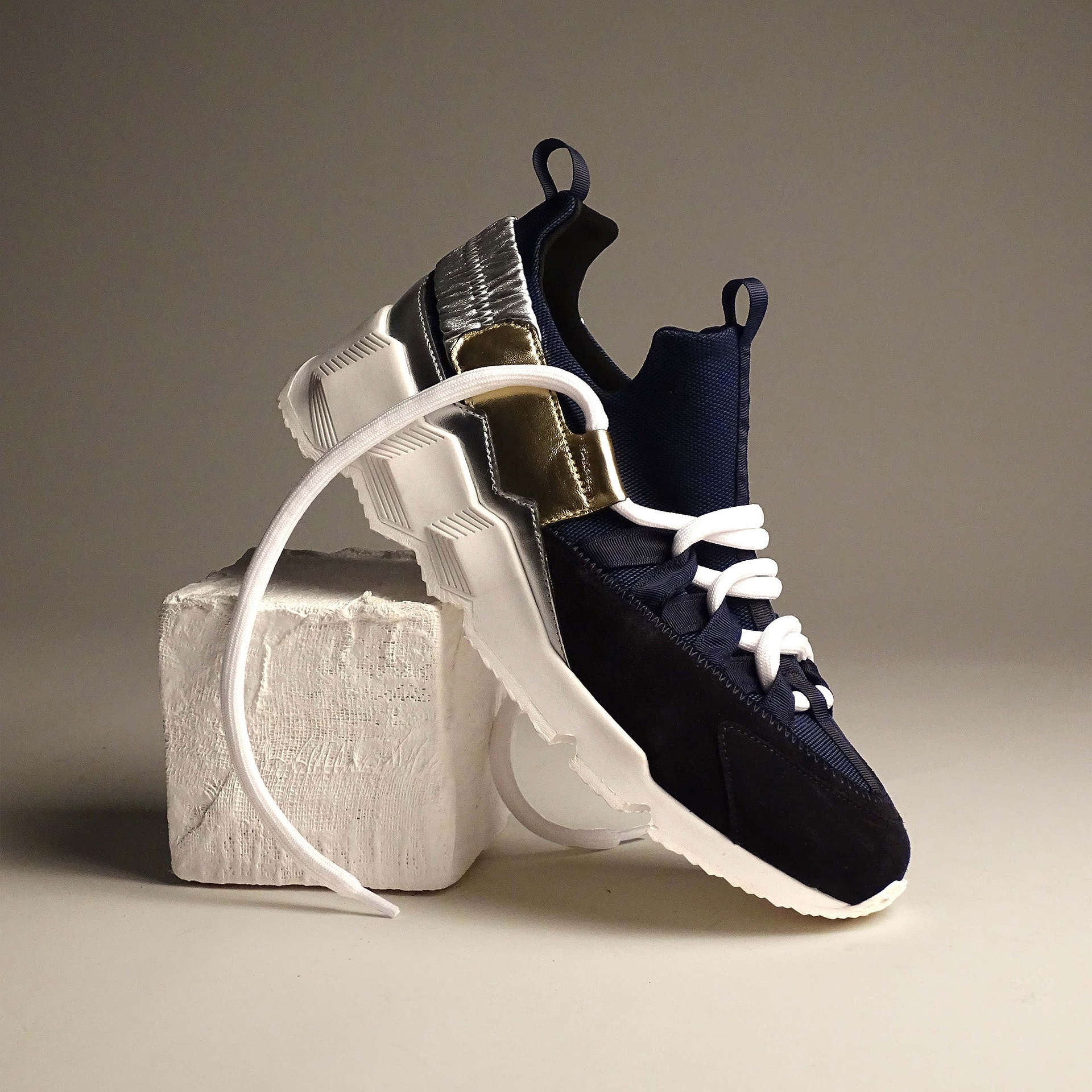 Pierre Hardy BASKETS TREK COMET, toile de nylon bleu marine, cuir de veau velours bleu marine et cuir d'agneau argenté et champagne, vue 6