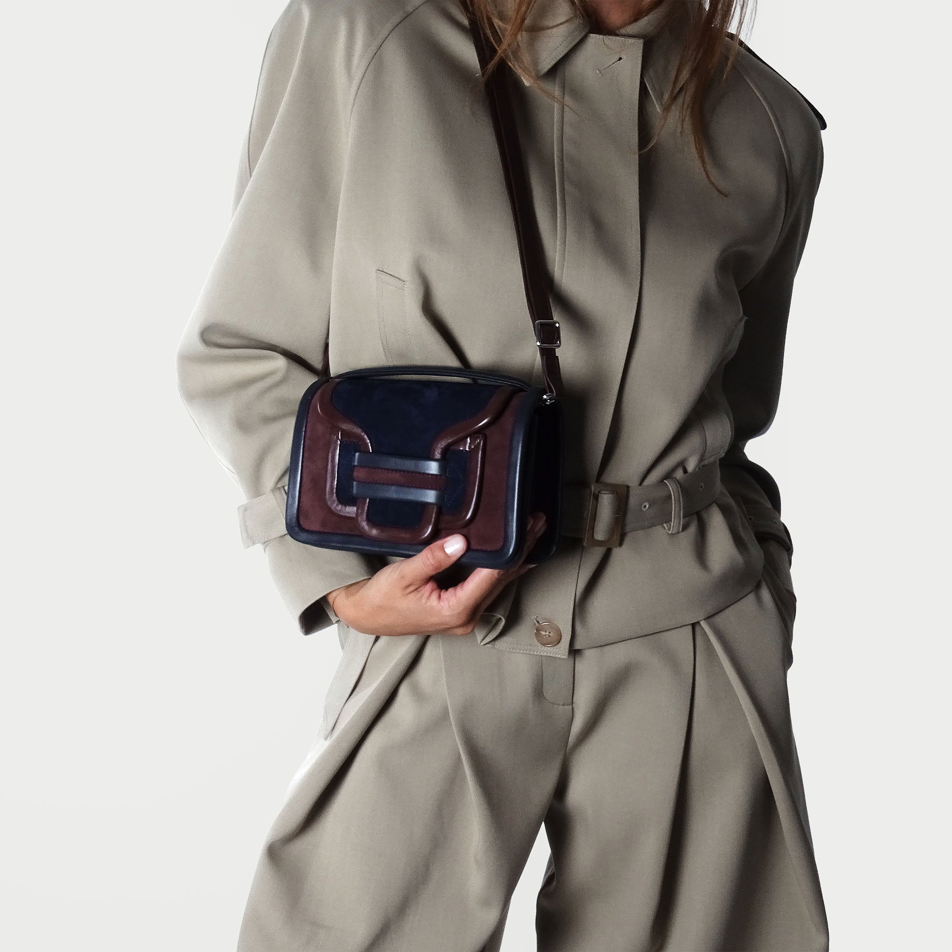 Pierre Hardy ALPHA HANDBAG, suede kidskin and brown and navy lambskin, vue 3