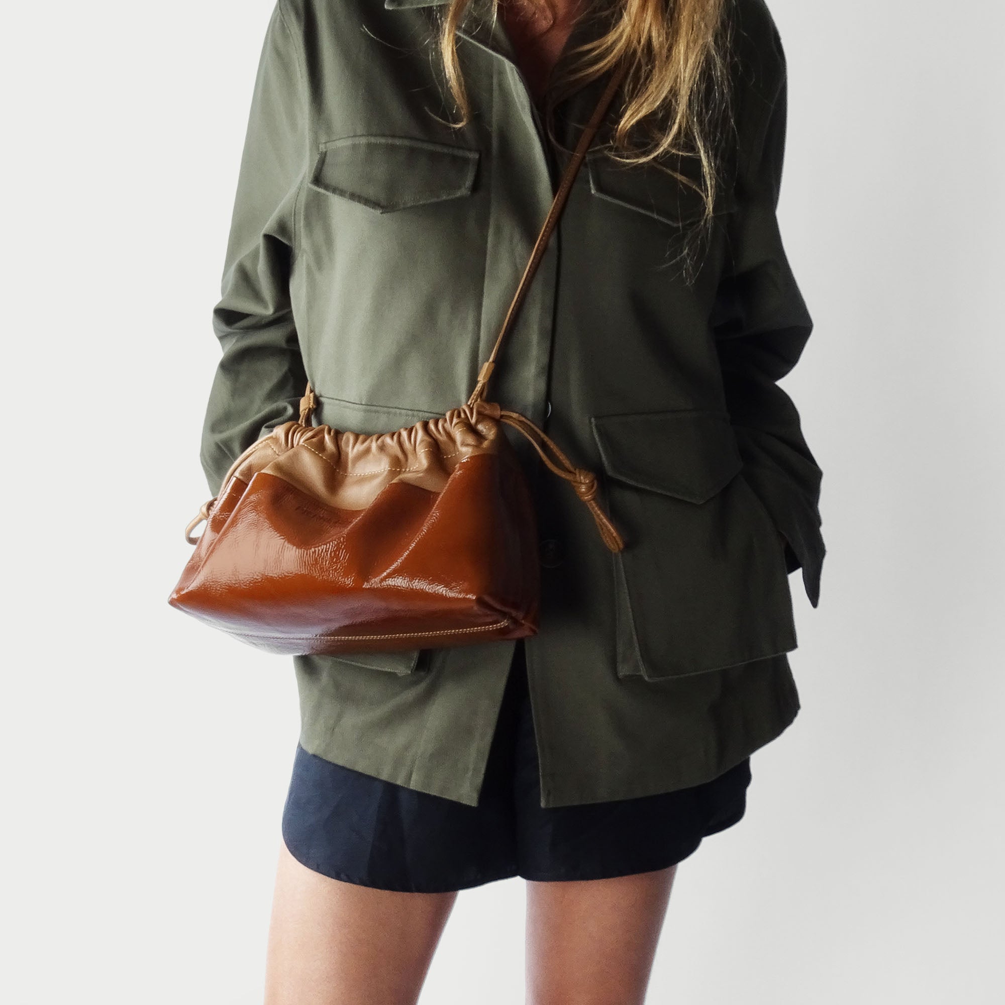Pierre Hardy TWIN CLUTCH, patent kidskin and havana lambskin, vue 3