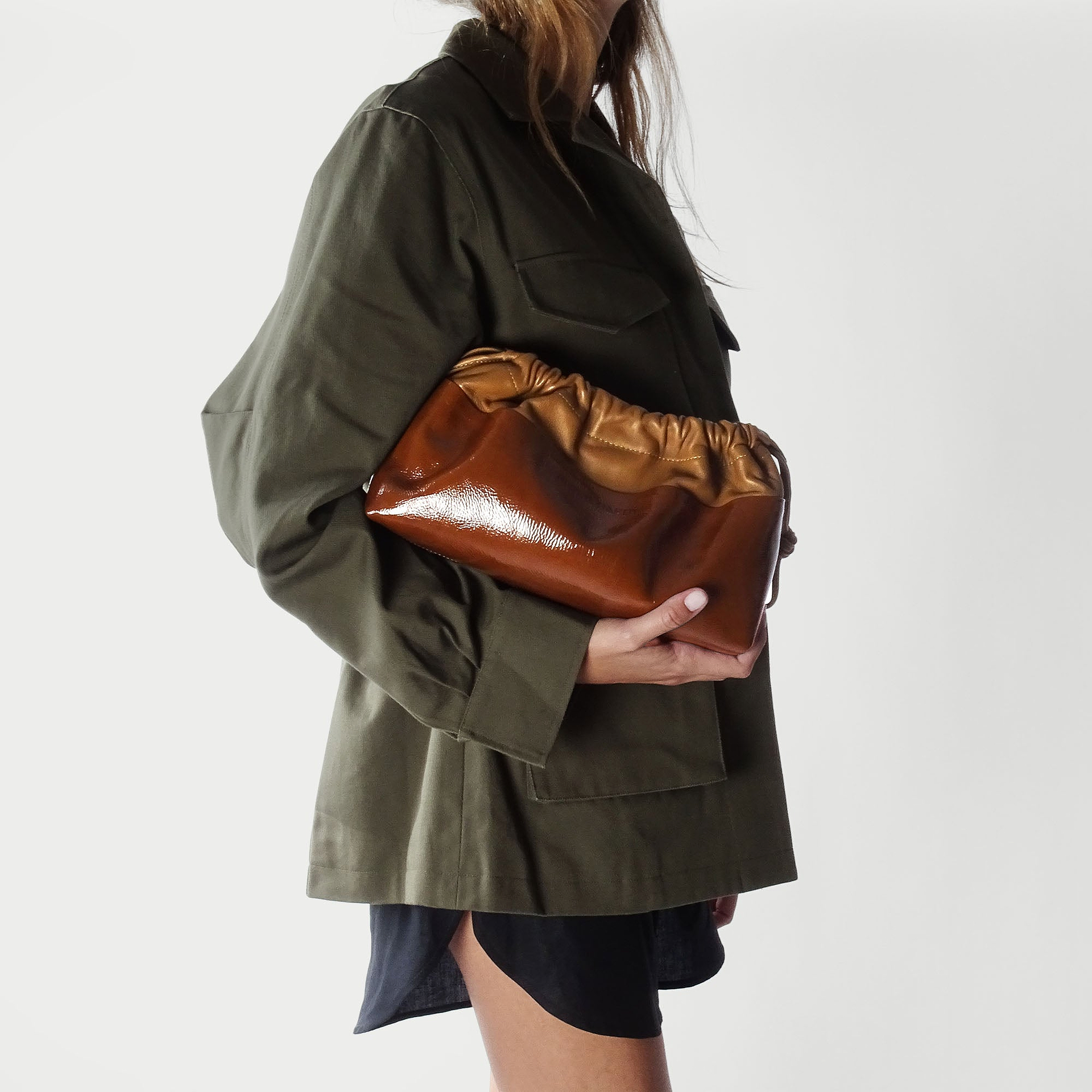 Pierre Hardy TWIN CLUTCH, patent kidskin and havana lambskin, vue 4