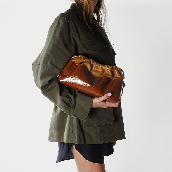 Pierre Hardy TWIN CLUTCH, patent kidskin and havana lambskin, vue 4