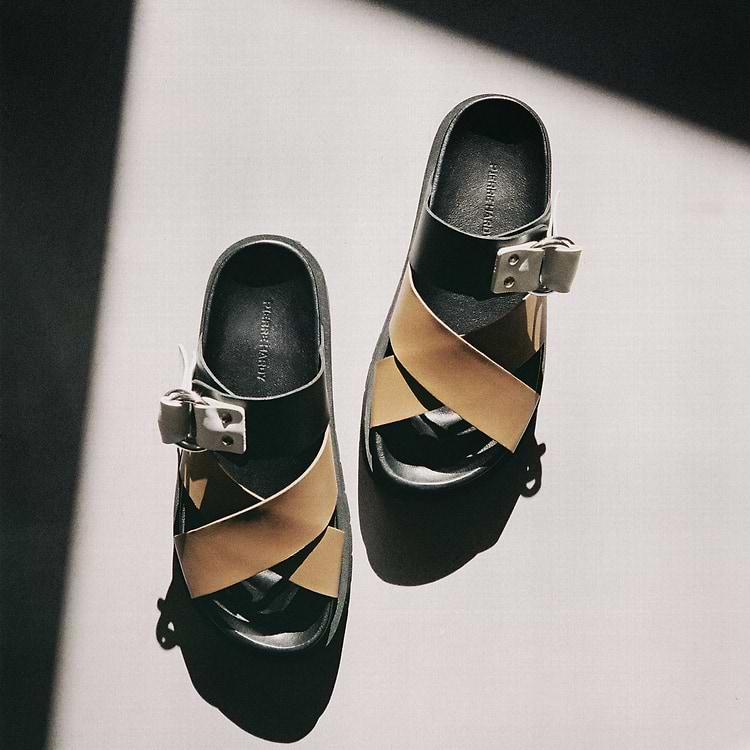 CROSS RIDER FLAT SANDAL