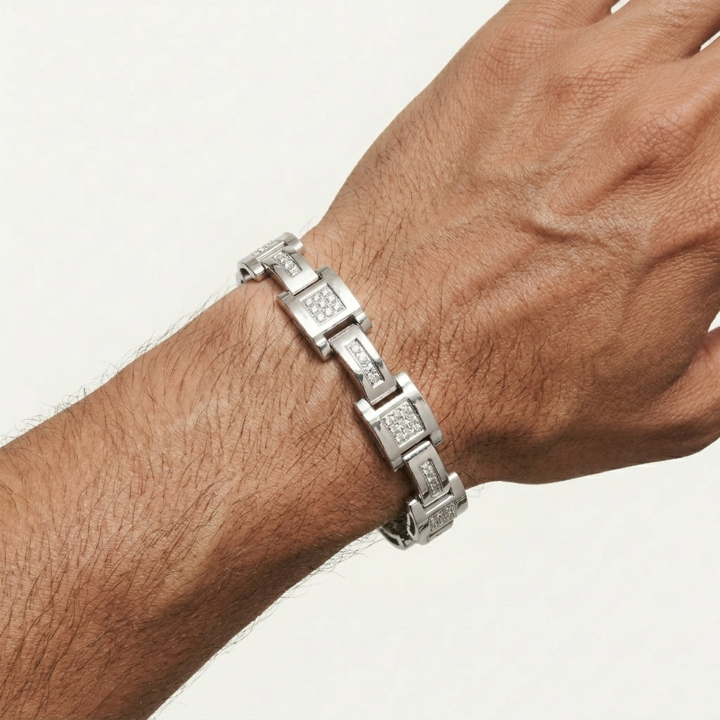 _lifestyle_image@SKU:B44TT-LADR0600000SS #metal_silver+origin_lab-grown+quality_g-si