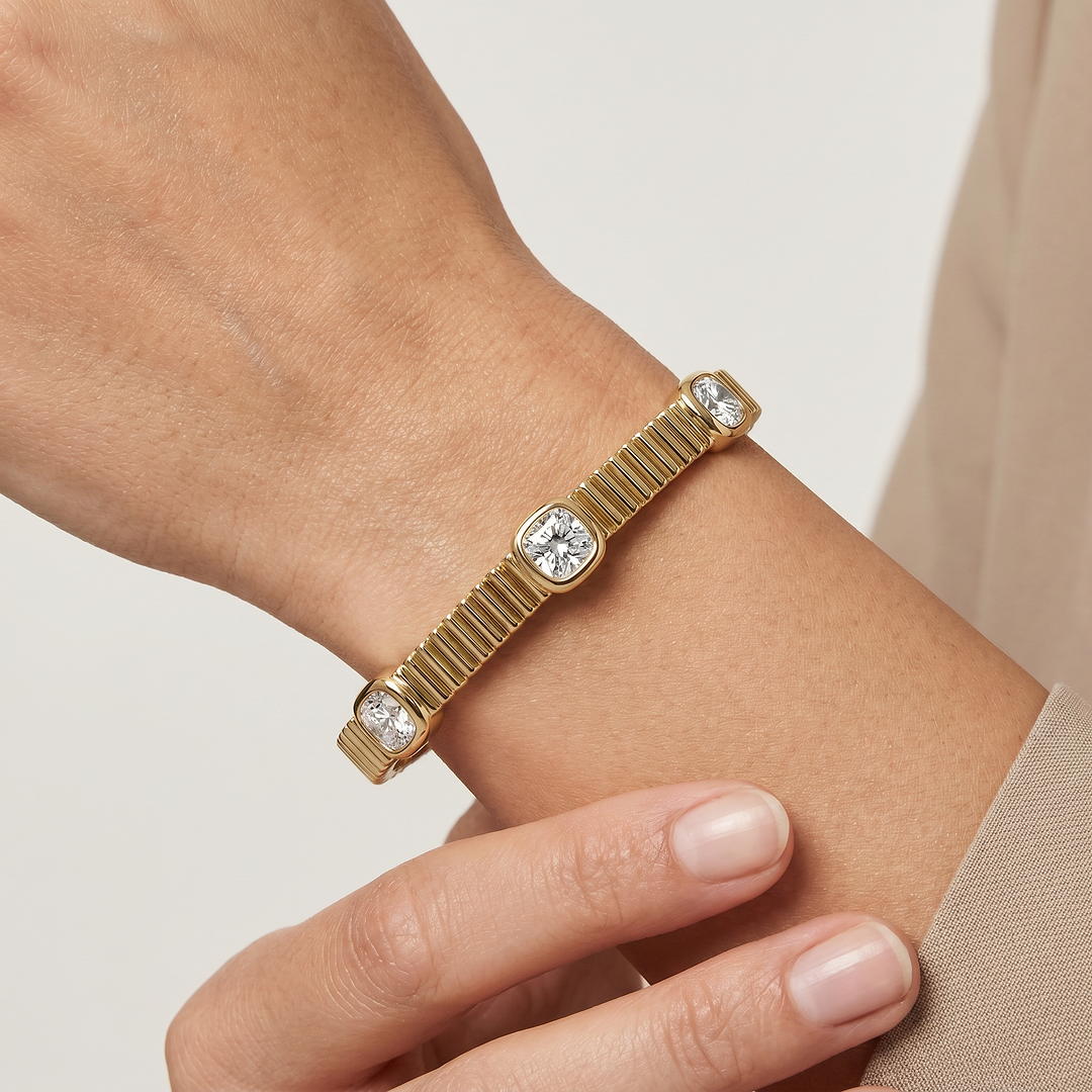_lifestyle_image@SKU:B415M-LADR0300000DY #metal_gold+origin_lab-grown+quality_g-si