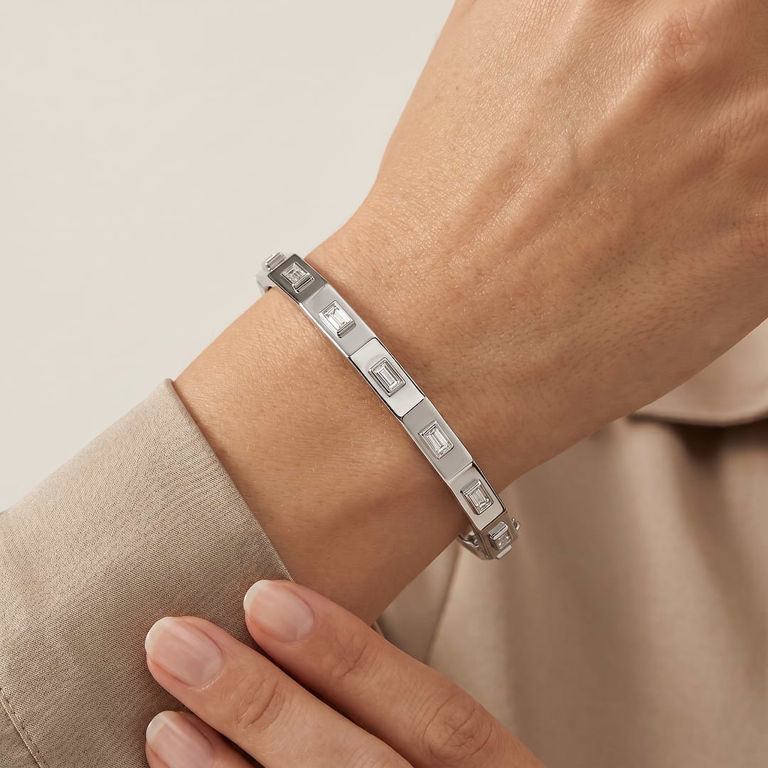 _lifestyle_image@SKU:B214G-LADB0075000DW #metal_silver+origin_lab-grown+quality_g-si