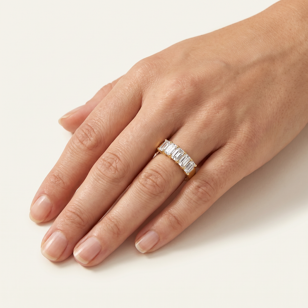 _lifestyle_image@SKU:A1173-LADE03000004Y #metal_10k-yellow-gold+origin_lab-grown+quality_g-si