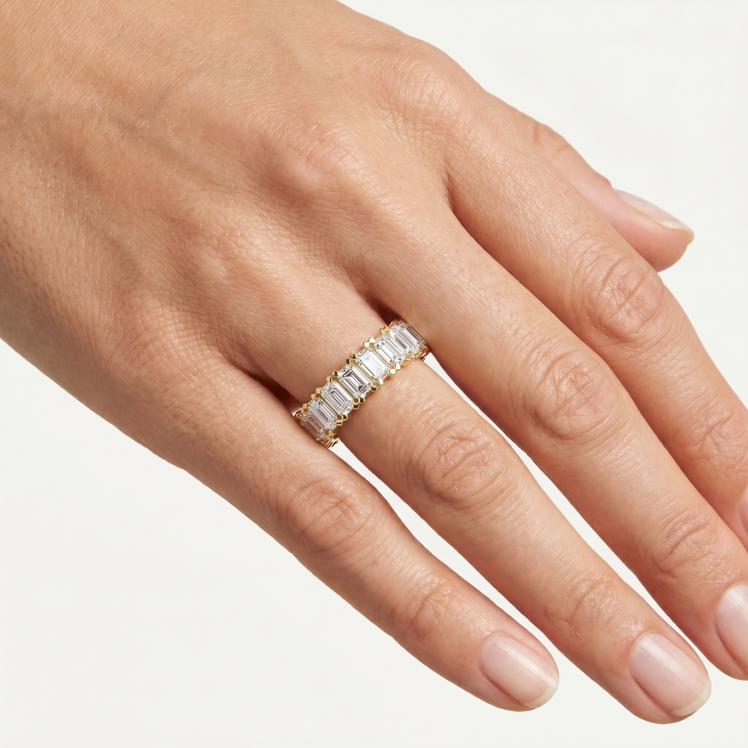 _lifestyle_image@SKU:T1731-LADE03120004Y #metal_10k-yellow-gold+origin_lab-grown+quality_g-si