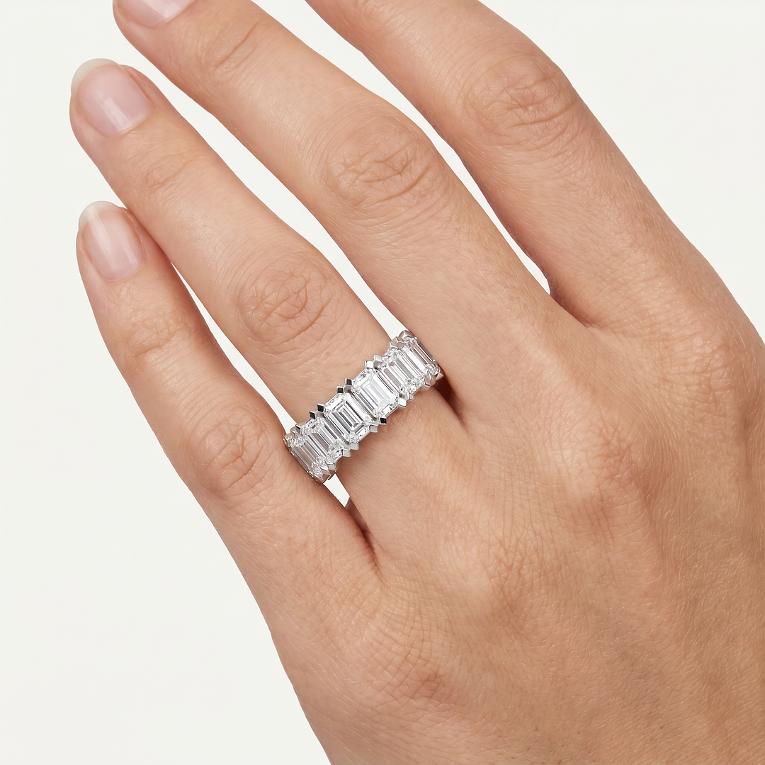 _lifestyle_image@SKU:T1731-LADE05070004W #metal_10k-white-gold+origin_lab-grown+quality_g-si