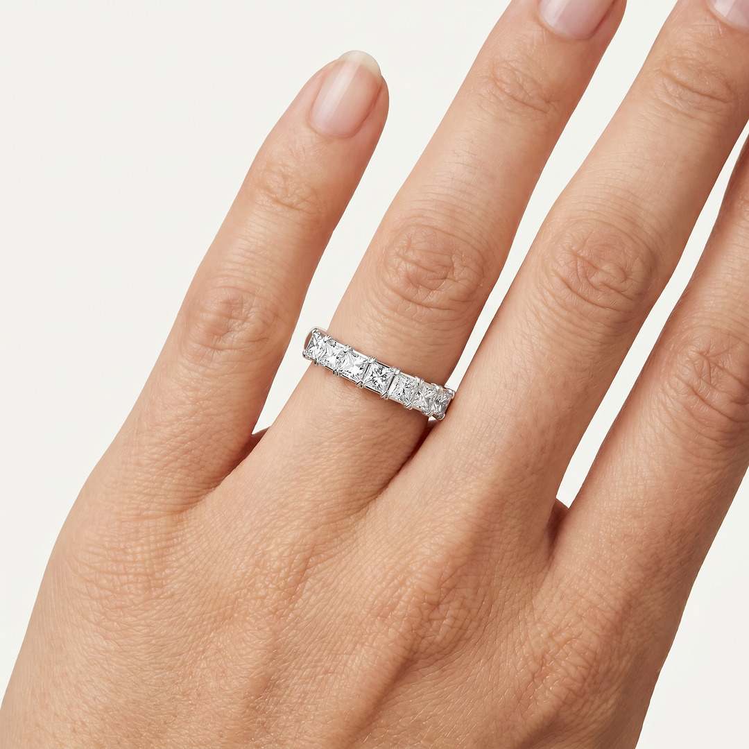 _lifestyle_image@SKU:A1173-LADP01000004W #metal_10k-white-gold+origin_lab-grown+quality_g-si