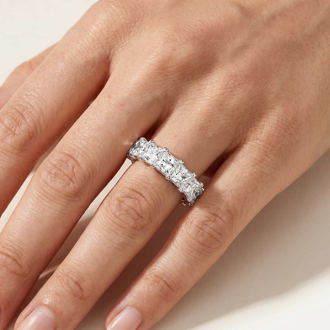 _lifestyle_image@SKU:A1173-LADP02000004W #metal_10k-white-gold+origin_lab-grown+quality_g-si