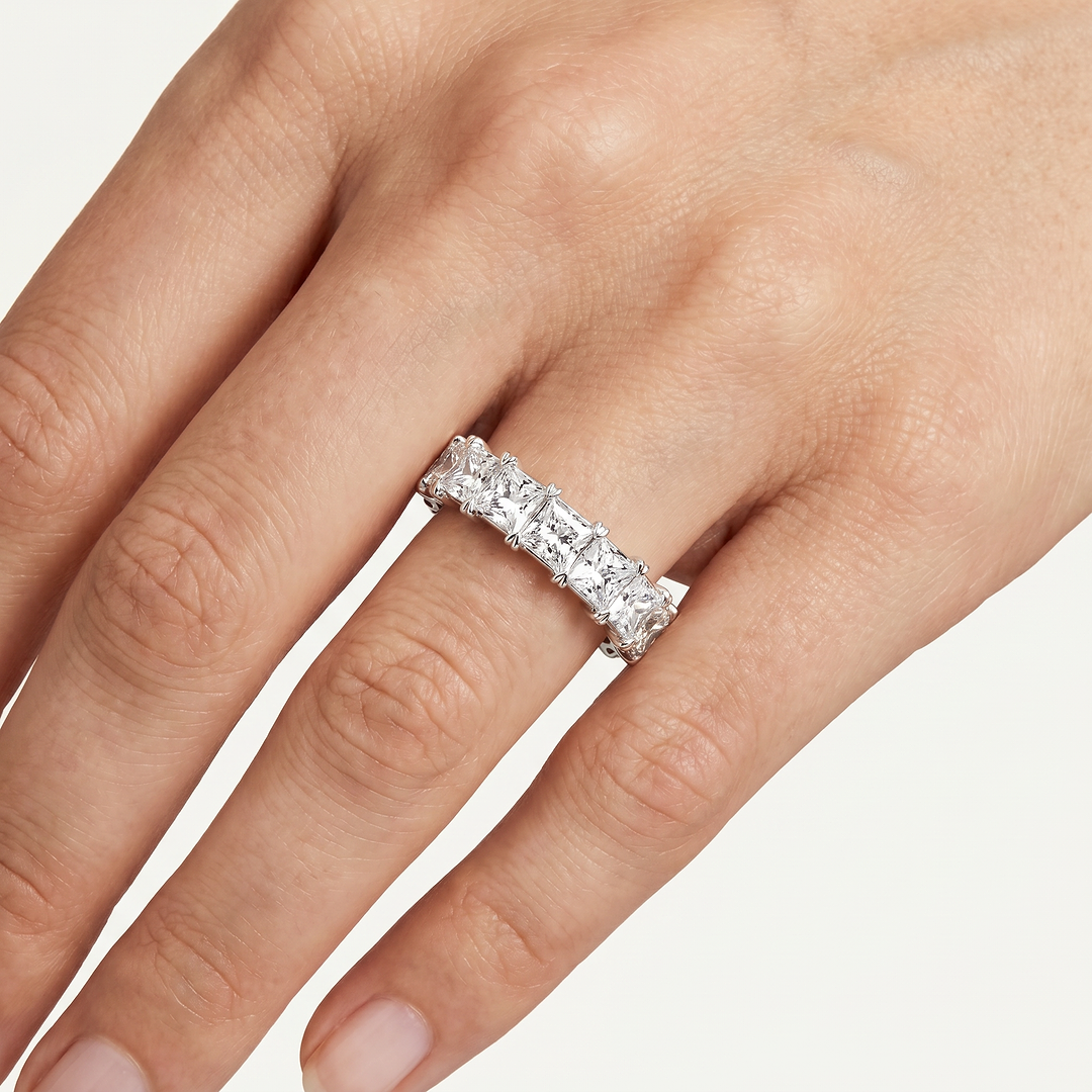 _lifestyle_image@SKU:A1173-LADP03000004W #metal_10k-white-gold+origin_lab-grown+quality_g-si